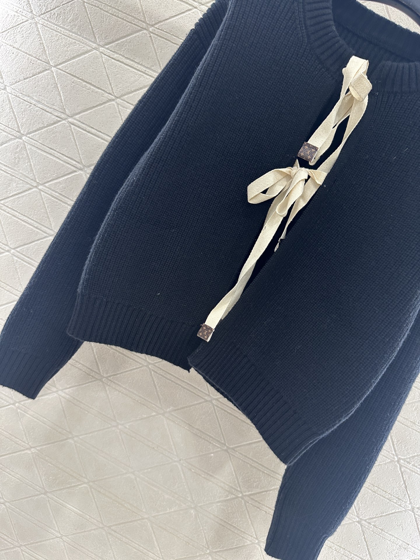 ♥Louis vuitto*♥2025新品上架 圆领蝴蝶结系带素色针织开衫定制YB羊毛纱线织造，质感细腻