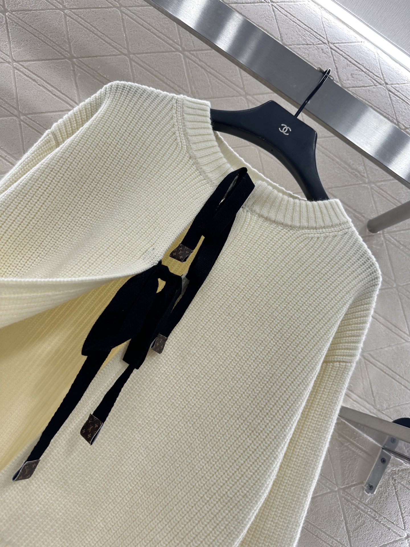 ♥Louis vuitto*♥2025新品上架 圆领蝴蝶结系带素色针织开衫定制YB羊毛纱线织造，质感细腻