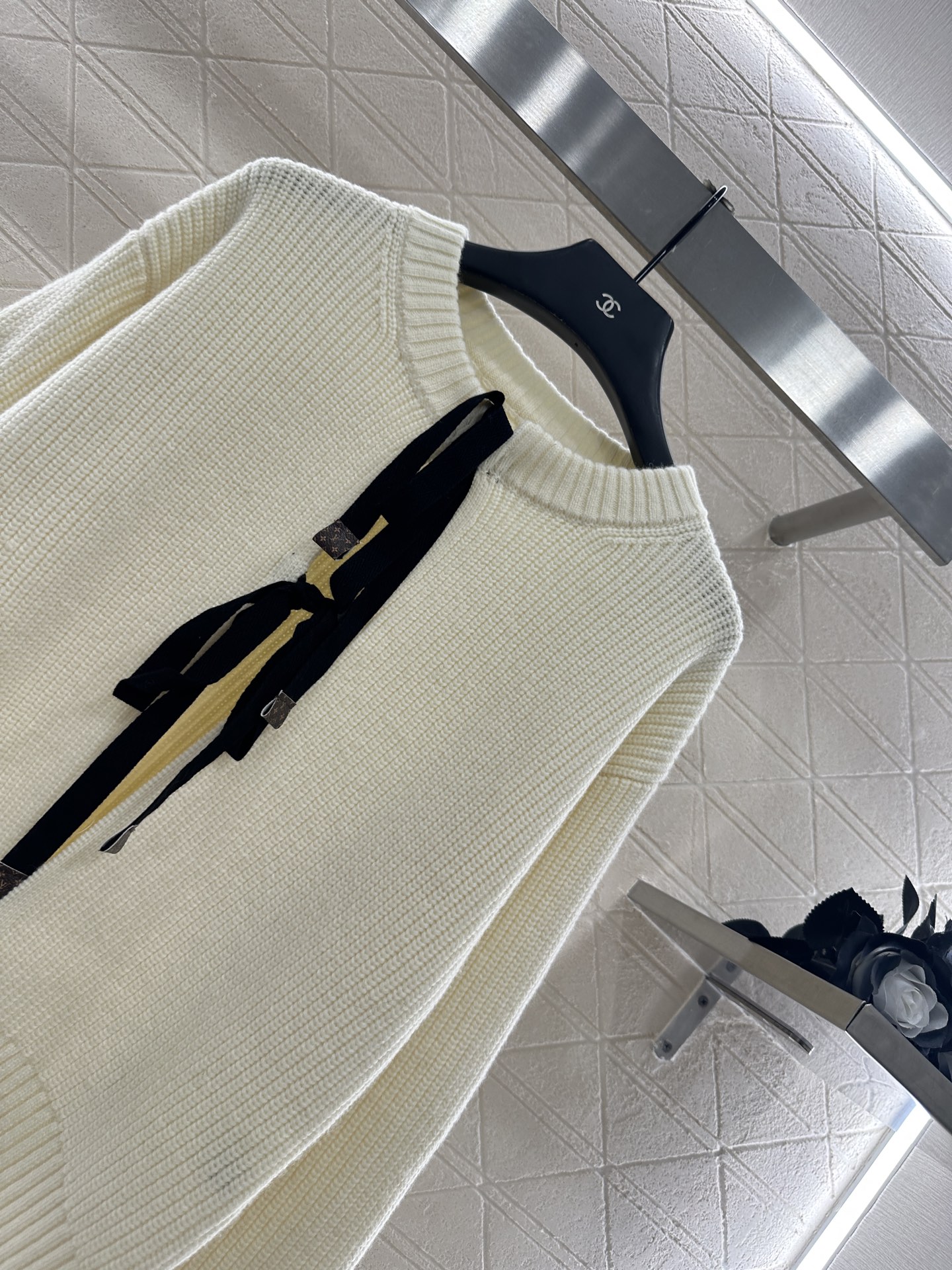 ♥Louis vuitto*♥2025新品上架 圆领蝴蝶结系带素色针织开衫定制YB羊毛纱线织造，质感细腻