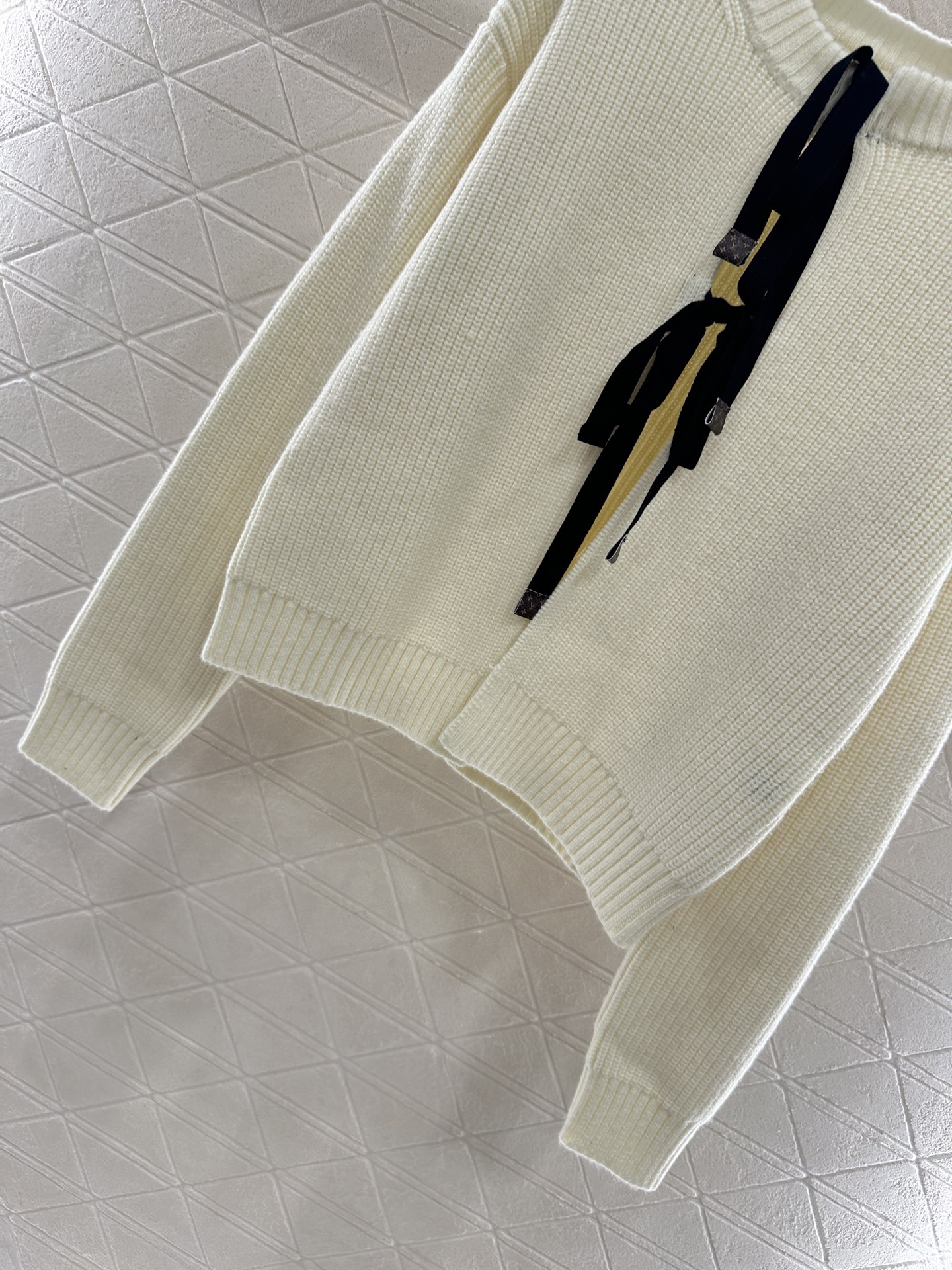 ♥Louis vuitto*♥2025新品上架 圆领蝴蝶结系带素色针织开衫定制YB羊毛纱线织造，质感细腻