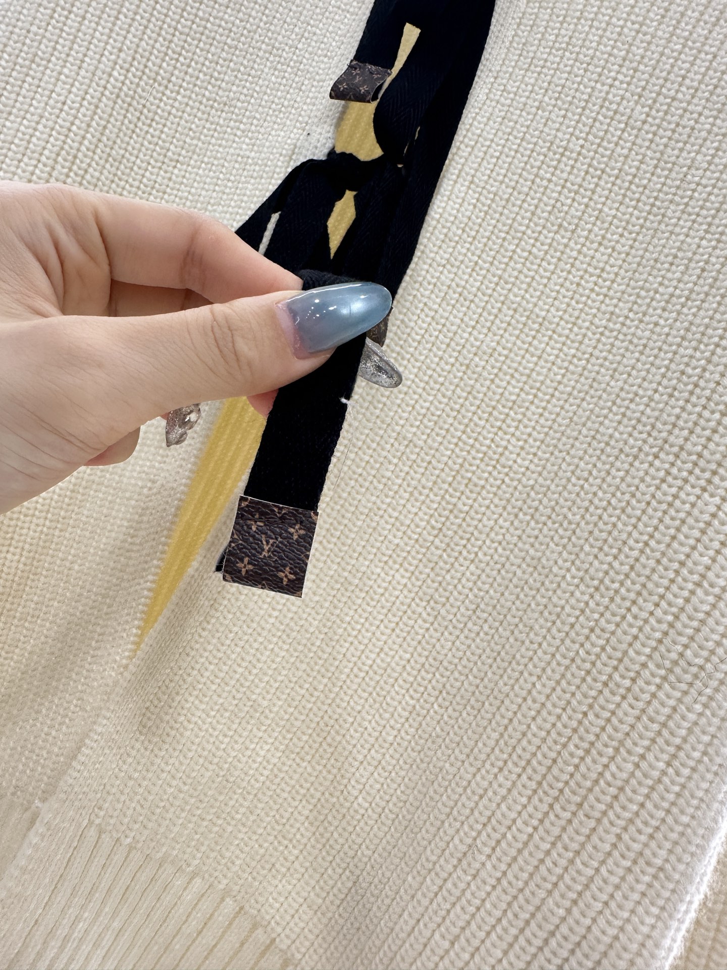 ♥Louis vuitto*♥2025新品上架 圆领蝴蝶结系带素色针织开衫定制YB羊毛纱线织造，质感细腻