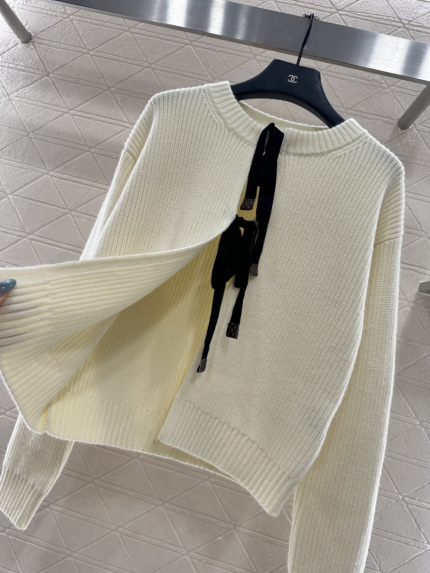 ♥Louis vuitto*♥2025新品上架 圆领蝴蝶结系带素色针织开衫定制YB羊毛纱线织造，质感细腻