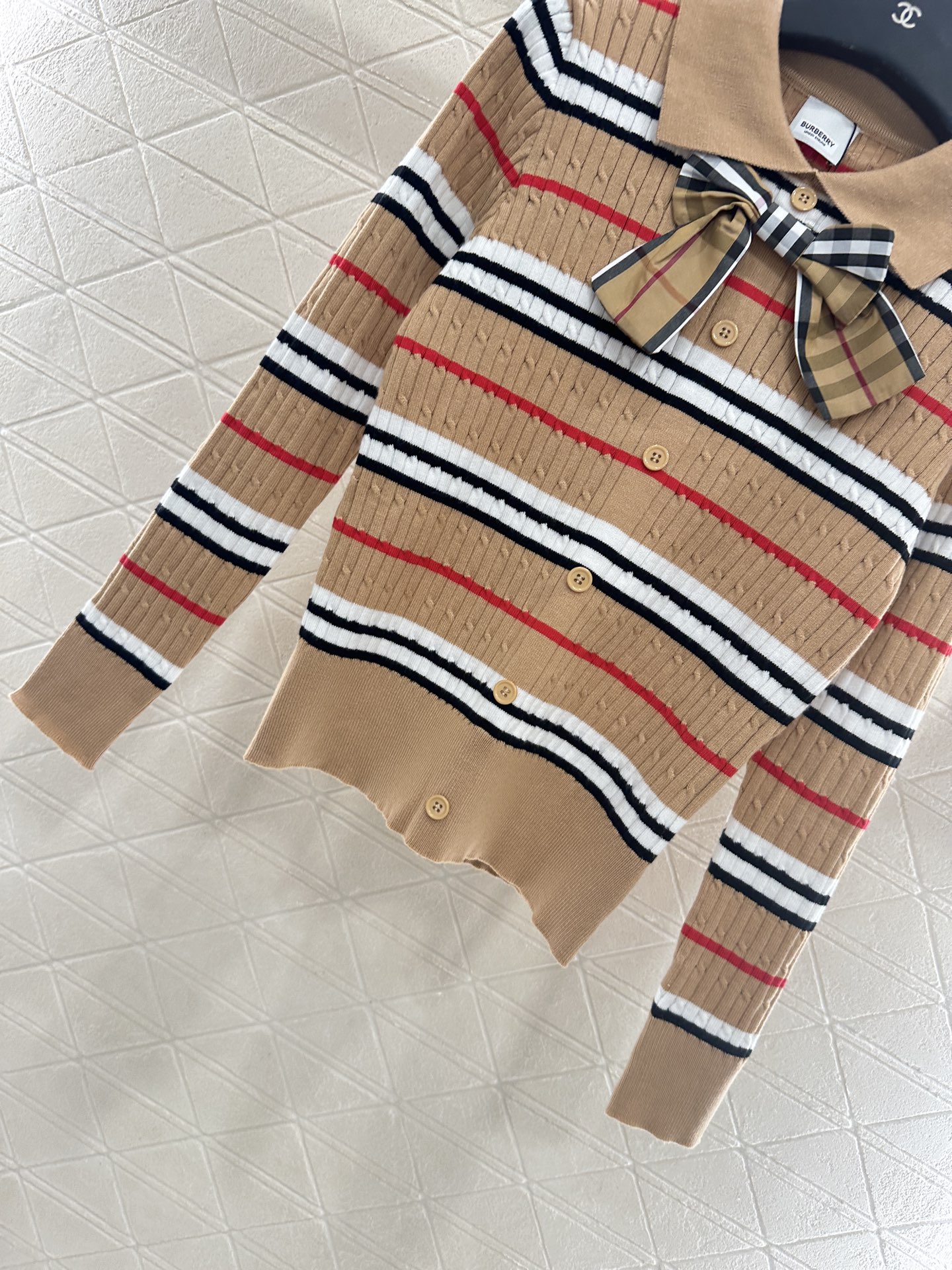 ♥BBR*♥2025新品上架 翻领蝴蝶结格纹开衫定制YB羊毛纱线织造，细腻柔软，弹力十足，翻领针织开衫毛