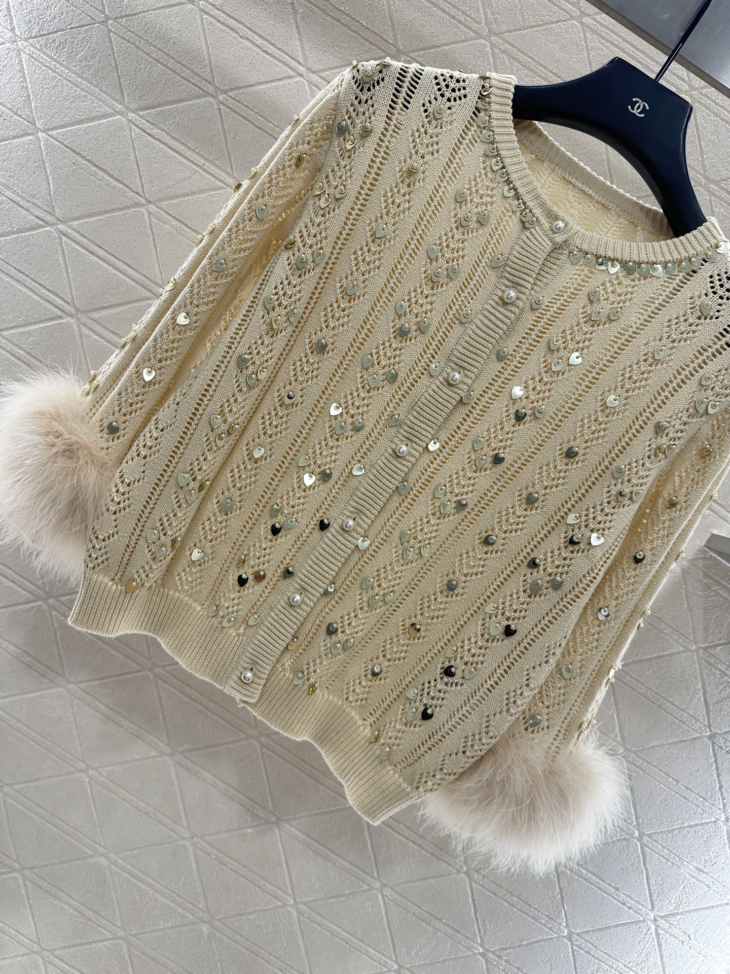 ♥Valentin*♥2025新品上架 重工羽毛订珠亮片针织开衫定制YB羊l棉毛纱线织造，柔软舒适，洋气