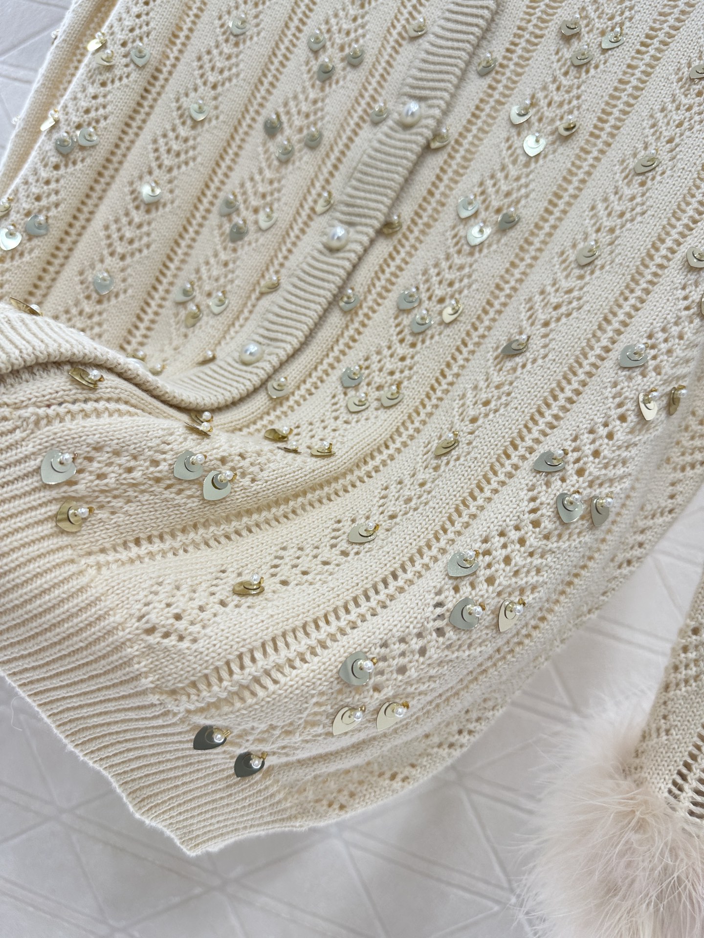 ♥Valentin*♥2025新品上架 重工羽毛订珠亮片针织开衫定制YB羊l棉毛纱线织造，柔软舒适，洋气