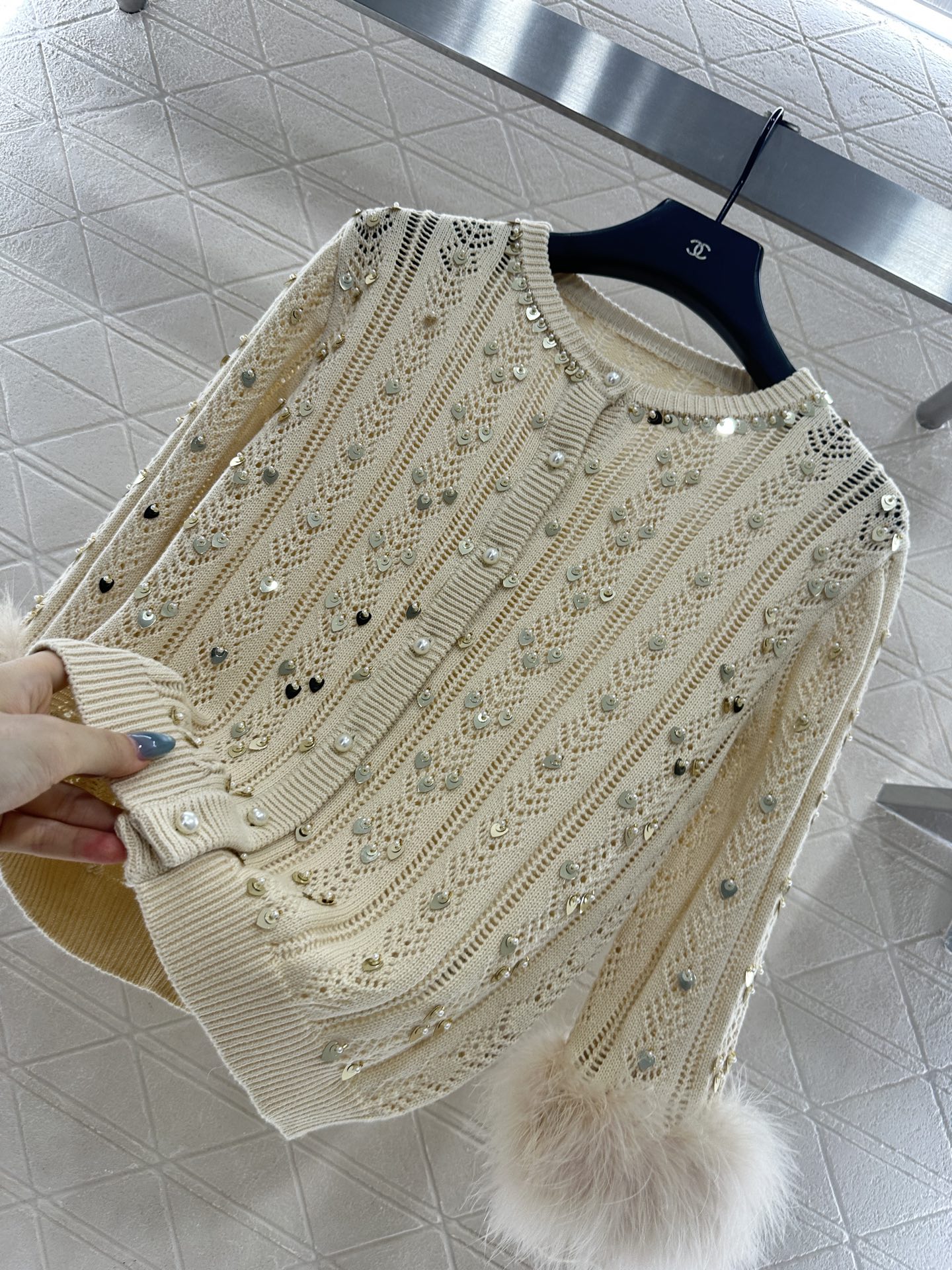 ♥Valentin*♥2025新品上架 重工羽毛订珠亮片针织开衫定制YB羊l棉毛纱线织造，柔软舒适，洋气