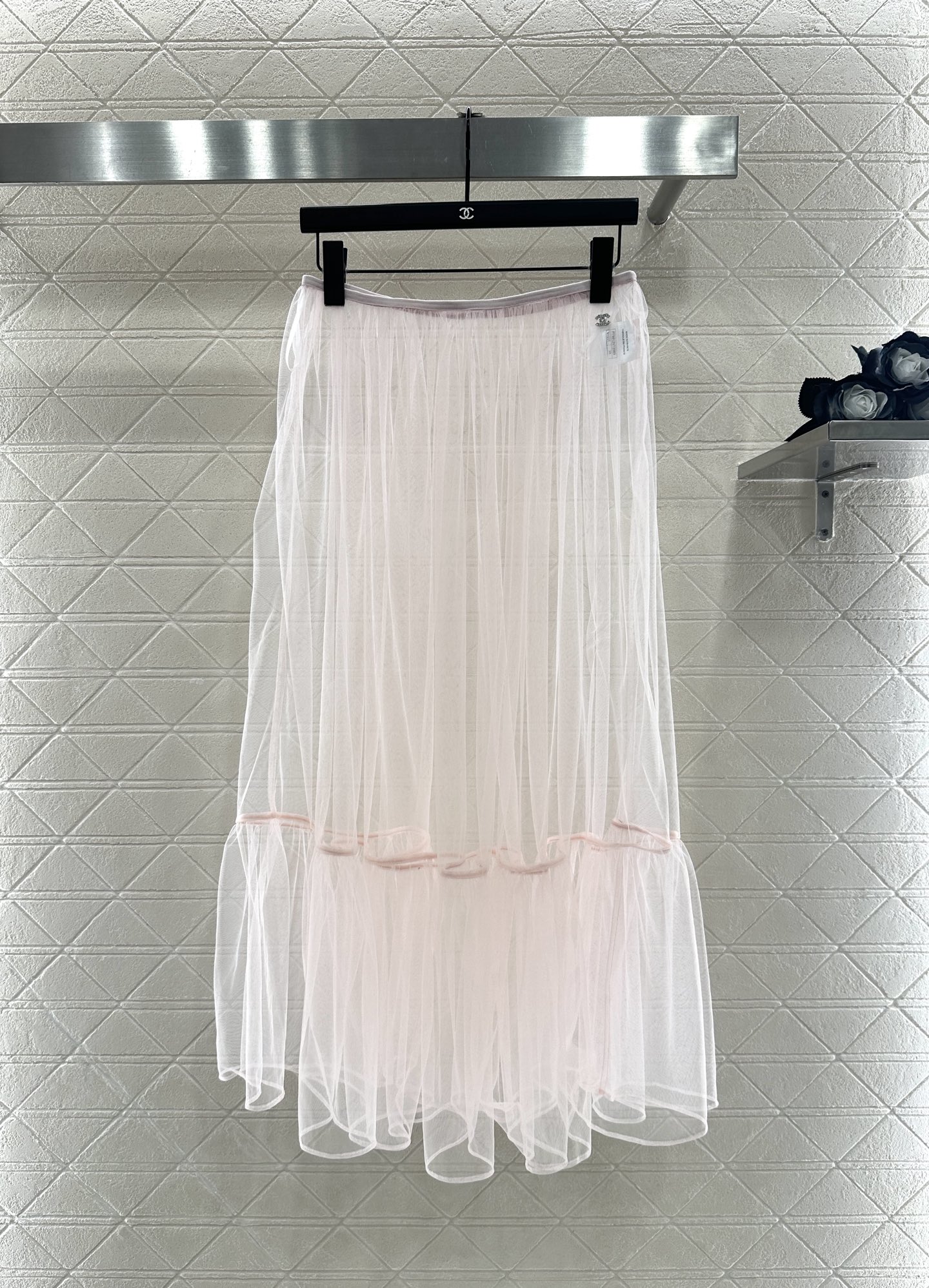 Jupe Longue Chanel en Tulle Rose Poudré avec Détails Festonnés - Élégance et Légèreté
