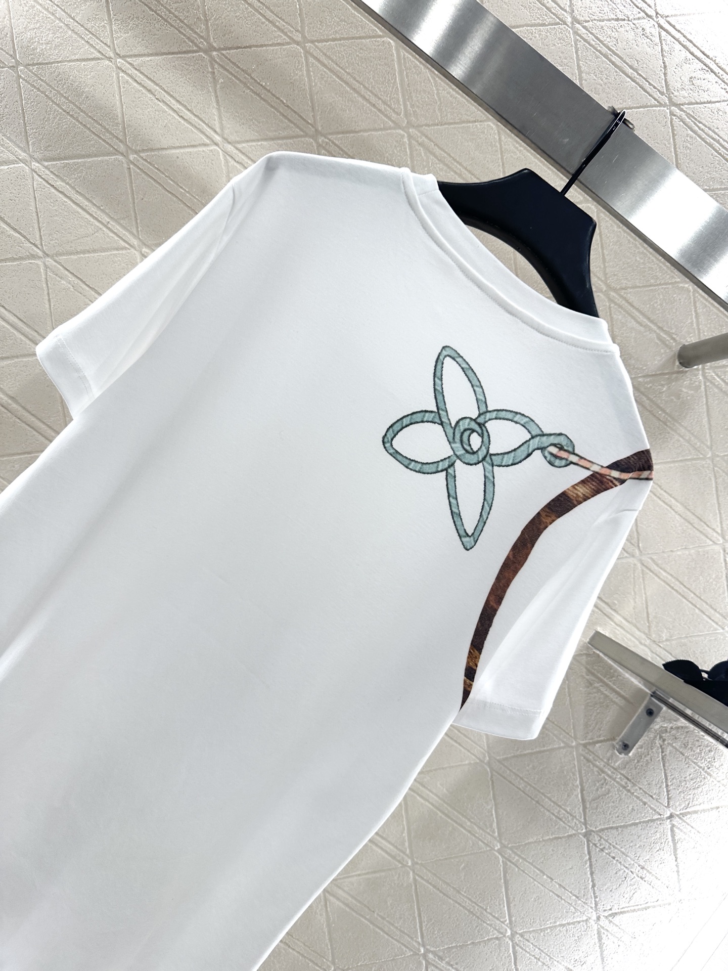 ♥Louis Vuitto*♥2025新品上架 链条圆领印花𝑇𝑒𝑒定制YB斜纹全棉材质，透气舒适，质感十