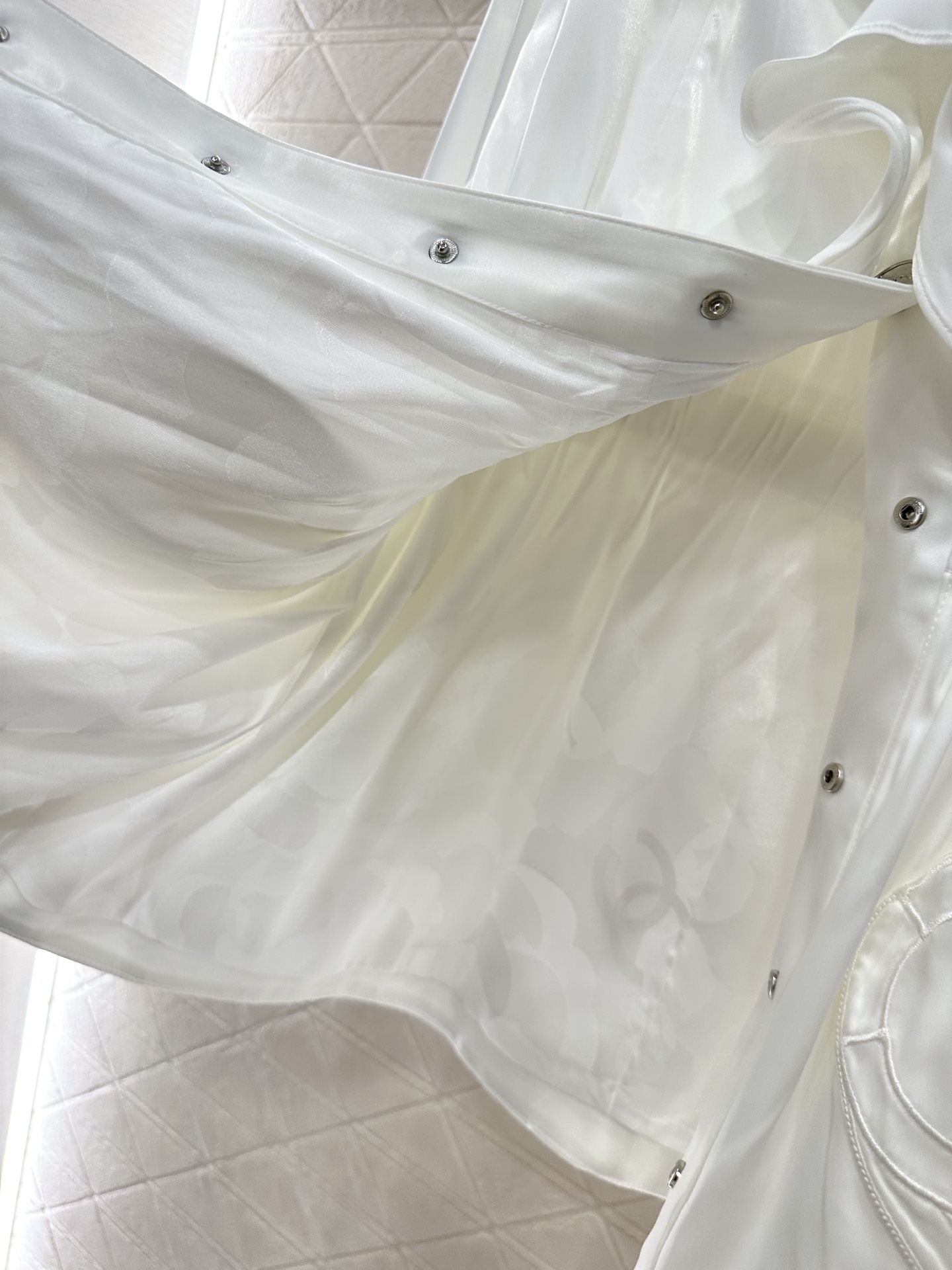 ♥Chane*♥2025新品上架 木耳花边中长款风衣外套定制YB进口重磅真丝材质，质感高级，品相十足，木