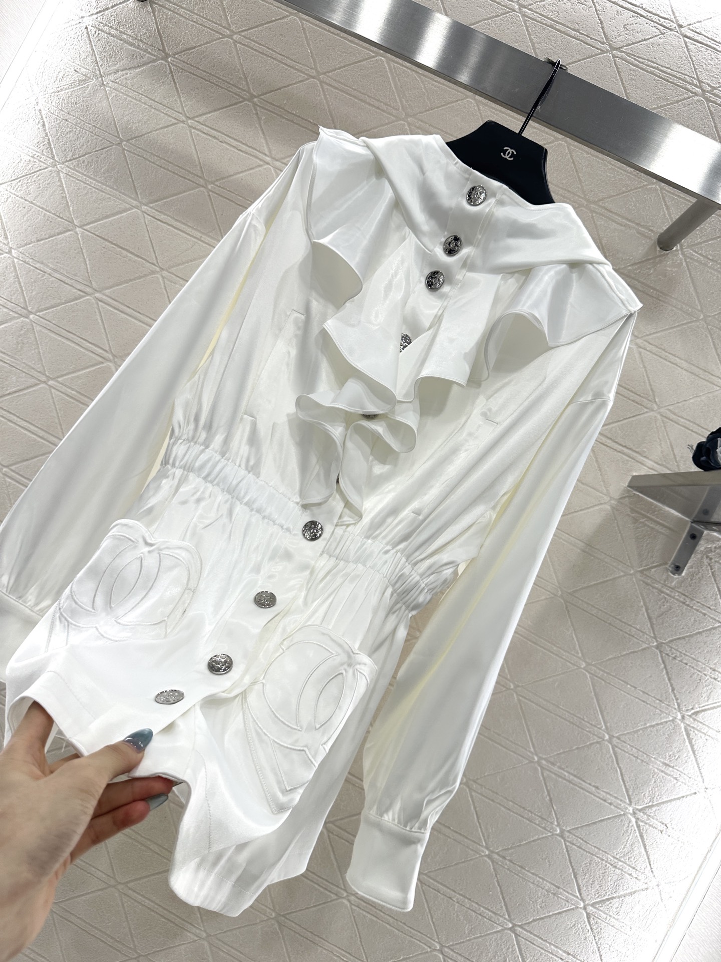 ♥Chane*♥2025新品上架 木耳花边中长款风衣外套定制YB进口重磅真丝材质，质感高级，品相十足，木