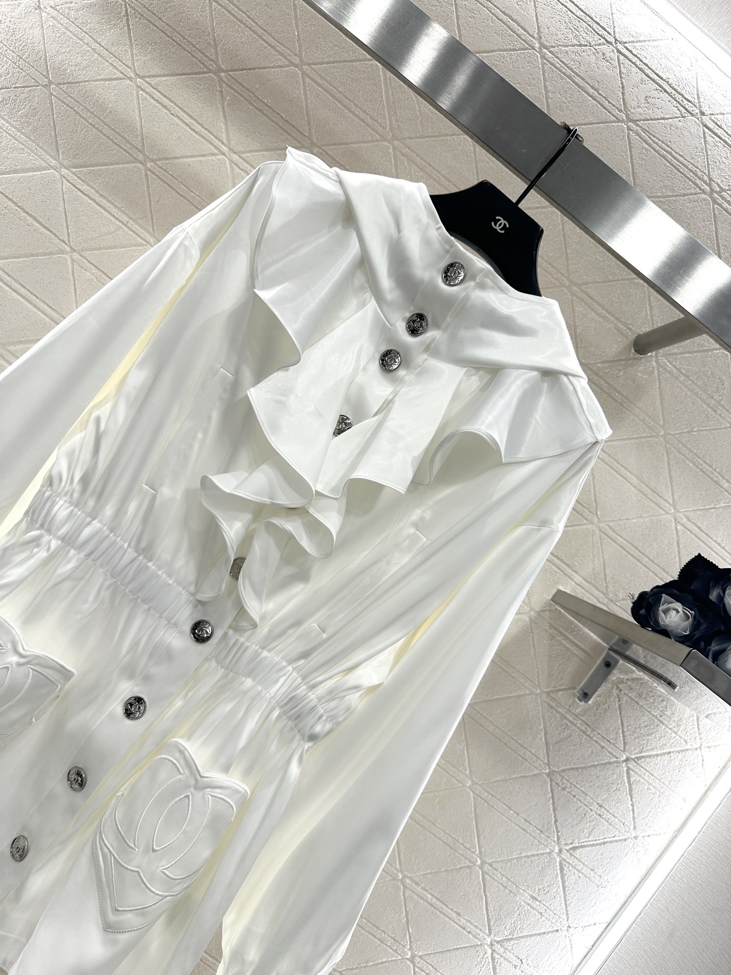 ♥Chane*♥2025新品上架 木耳花边中长款风衣外套定制YB进口重磅真丝材质，质感高级，品相十足，木