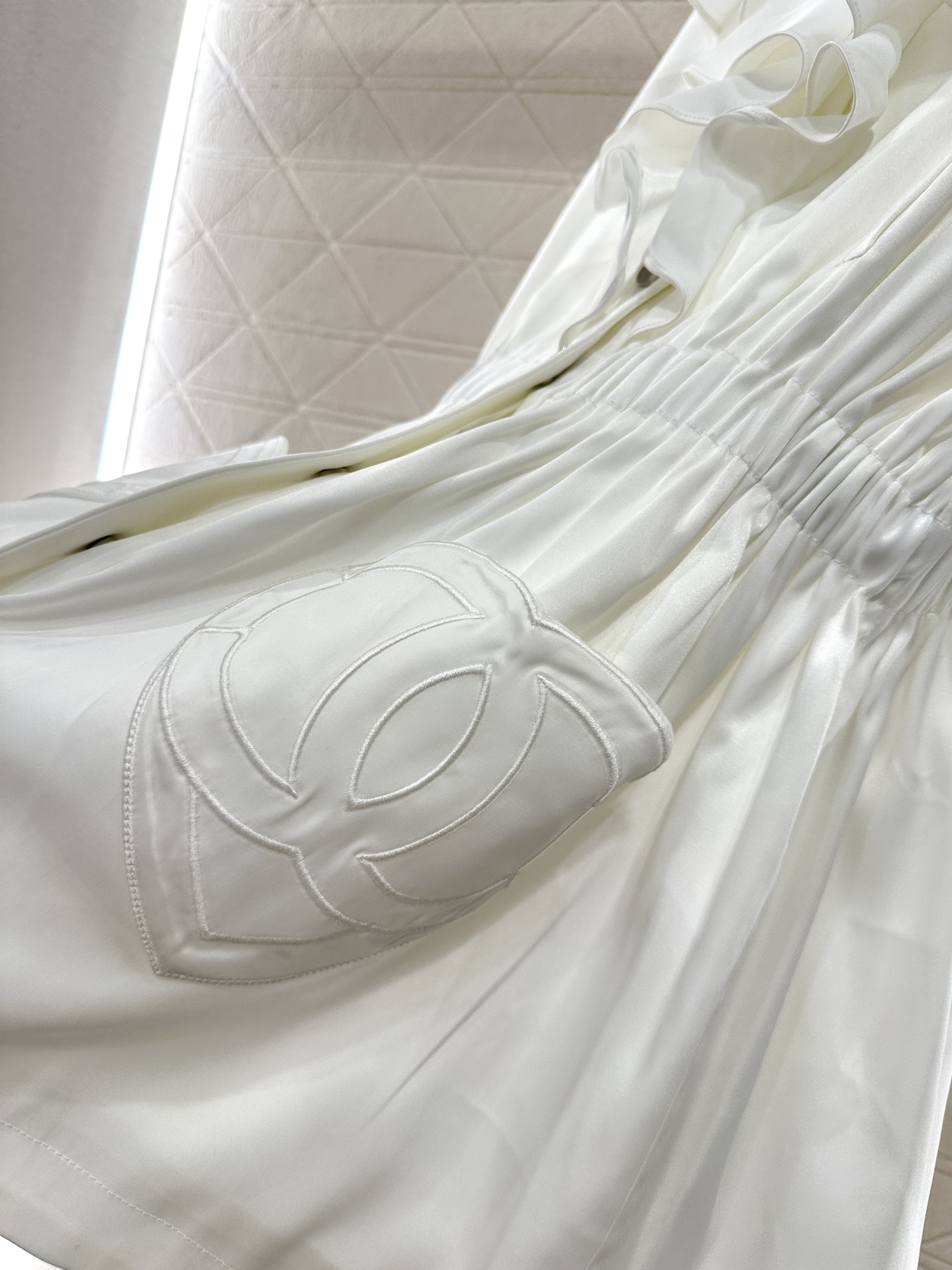 ♥Chane*♥2025新品上架 木耳花边中长款风衣外套定制YB进口重磅真丝材质，质感高级，品相十足，木