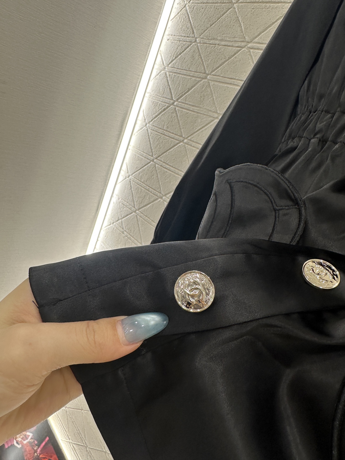 ♥Chane*♥2025新品上架 木耳花边中长款风衣外套定制YB进口重磅真丝材质，质感高级，品相十足，木