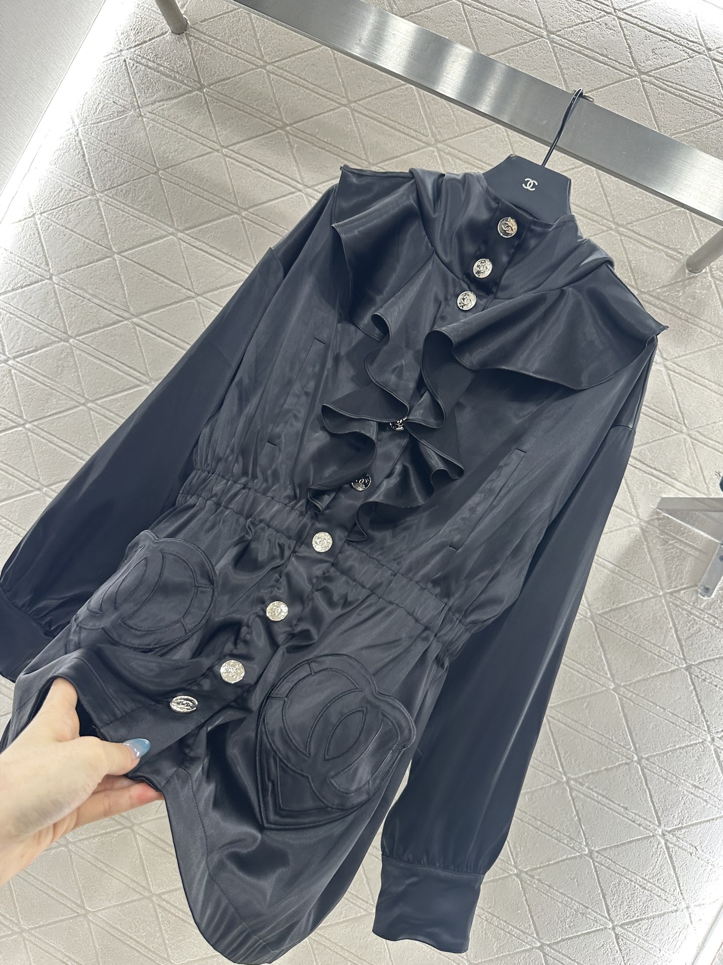 ♥Chane*♥2025新品上架 木耳花边中长款风衣外套定制YB进口重磅真丝材质，质感高级，品相十足，木