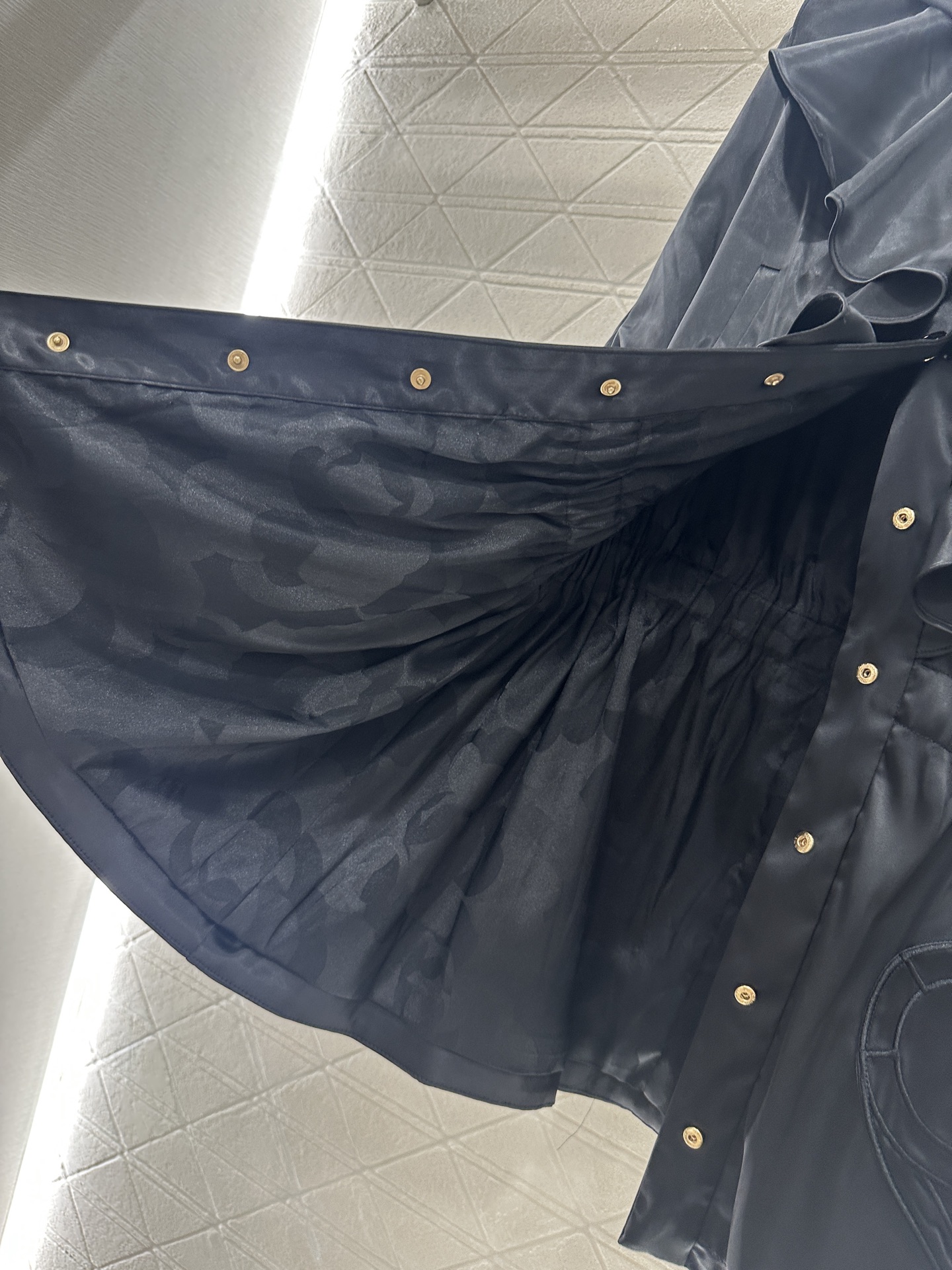 ♥Chane*♥2025新品上架 木耳花边中长款风衣外套定制YB进口重磅真丝材质，质感高级，品相十足，木