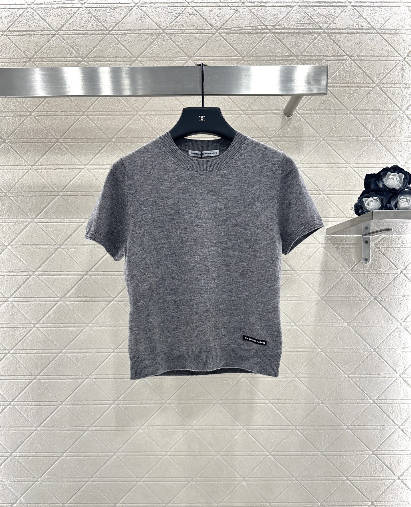 ♥Alexanderwan*♥2025新品上架 套头净版字母针织短袖定制YB羊毛纱线织造，质感高级，舒适