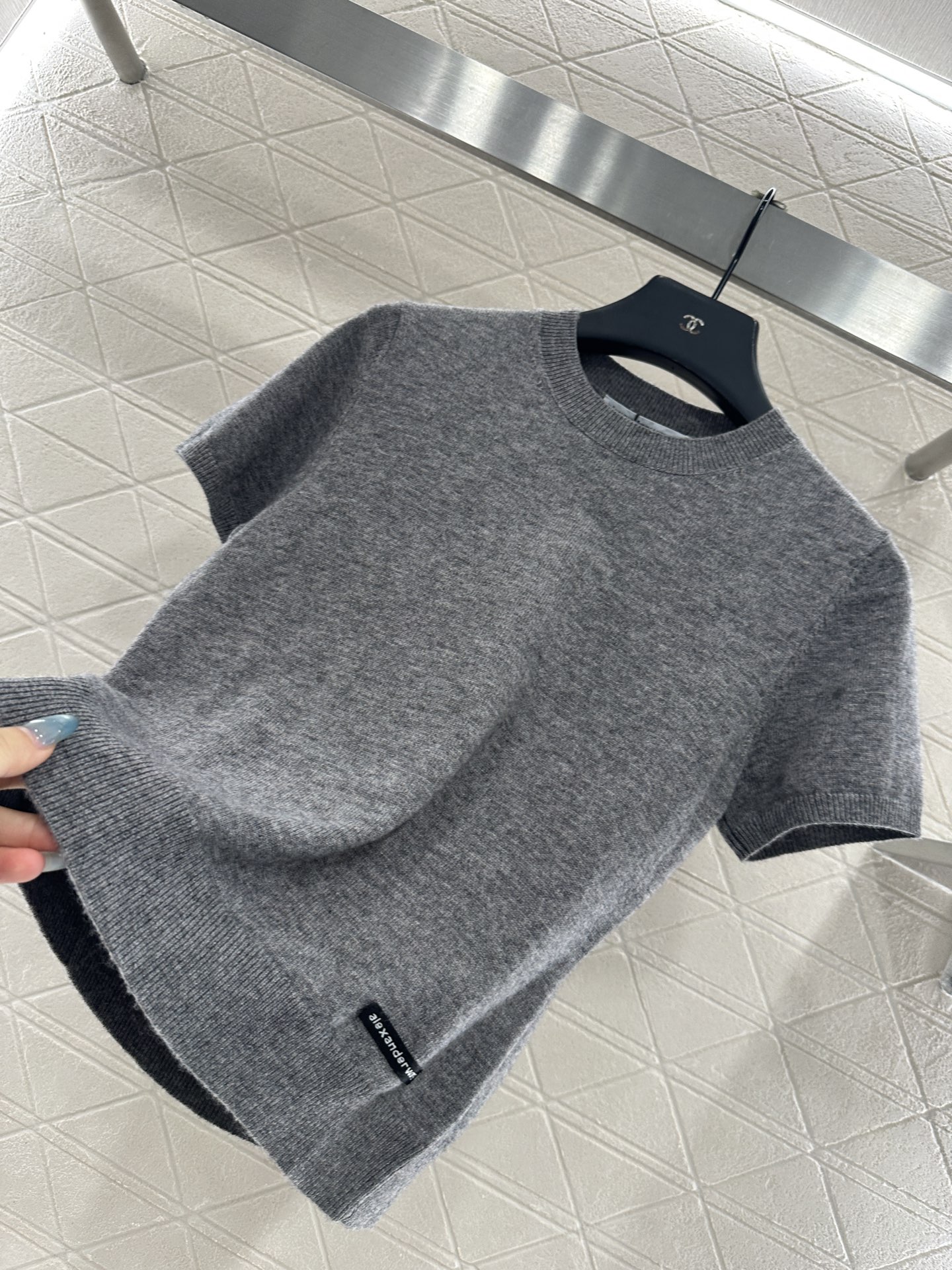 ♥Alexanderwan*♥2025新品上架 套头净版字母针织短袖定制YB羊毛纱线织造，质感高级，舒适