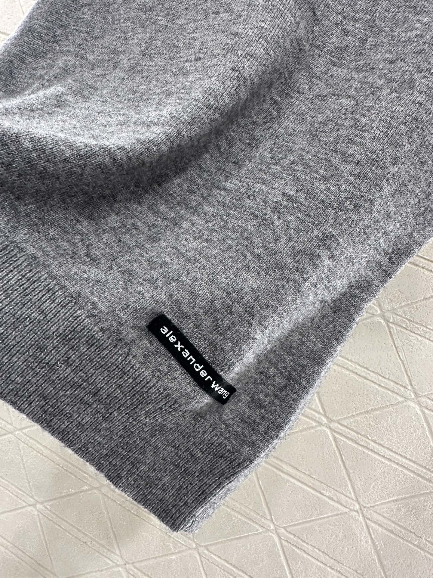 ♥Alexanderwan*♥2025新品上架 套头净版字母针织短袖定制YB羊毛纱线织造，质感高级，舒适