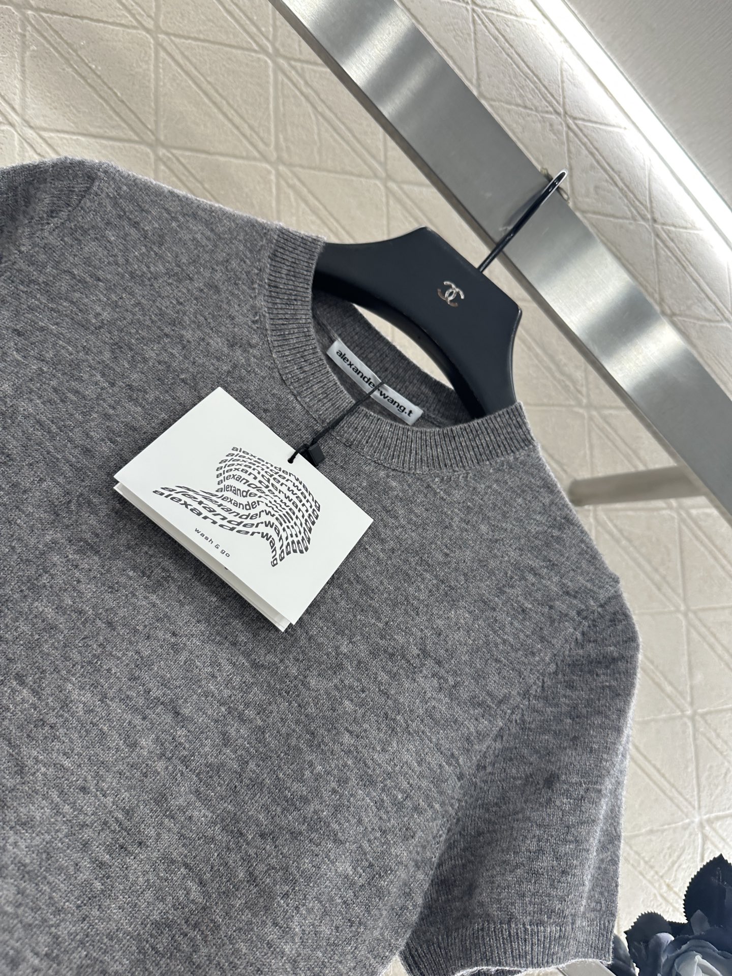 ♥Alexanderwan*♥2025新品上架 套头净版字母针织短袖定制YB羊毛纱线织造，质感高级，舒适