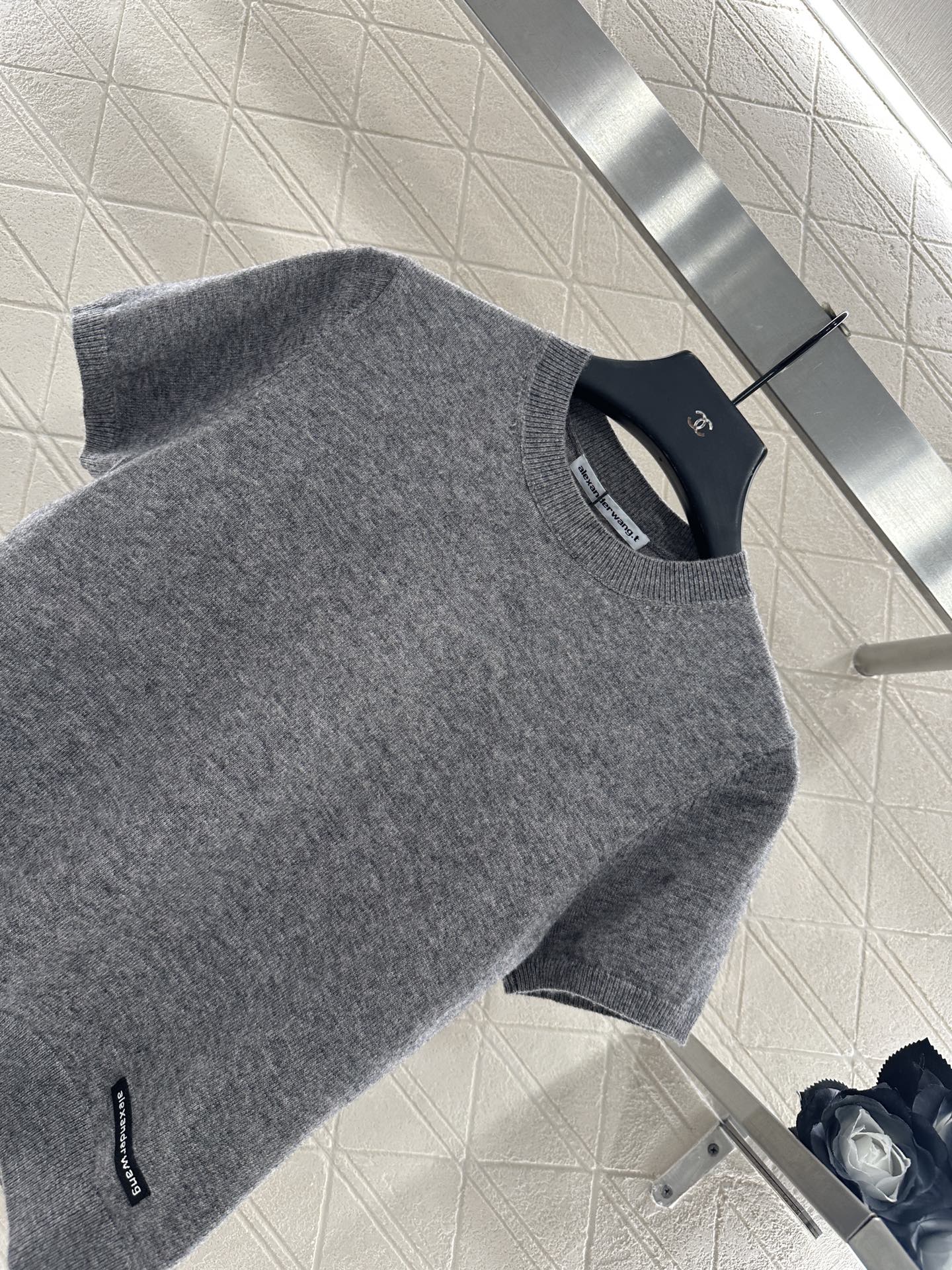 ♥Alexanderwan*♥2025新品上架 套头净版字母针织短袖定制YB羊毛纱线织造，质感高级，舒适