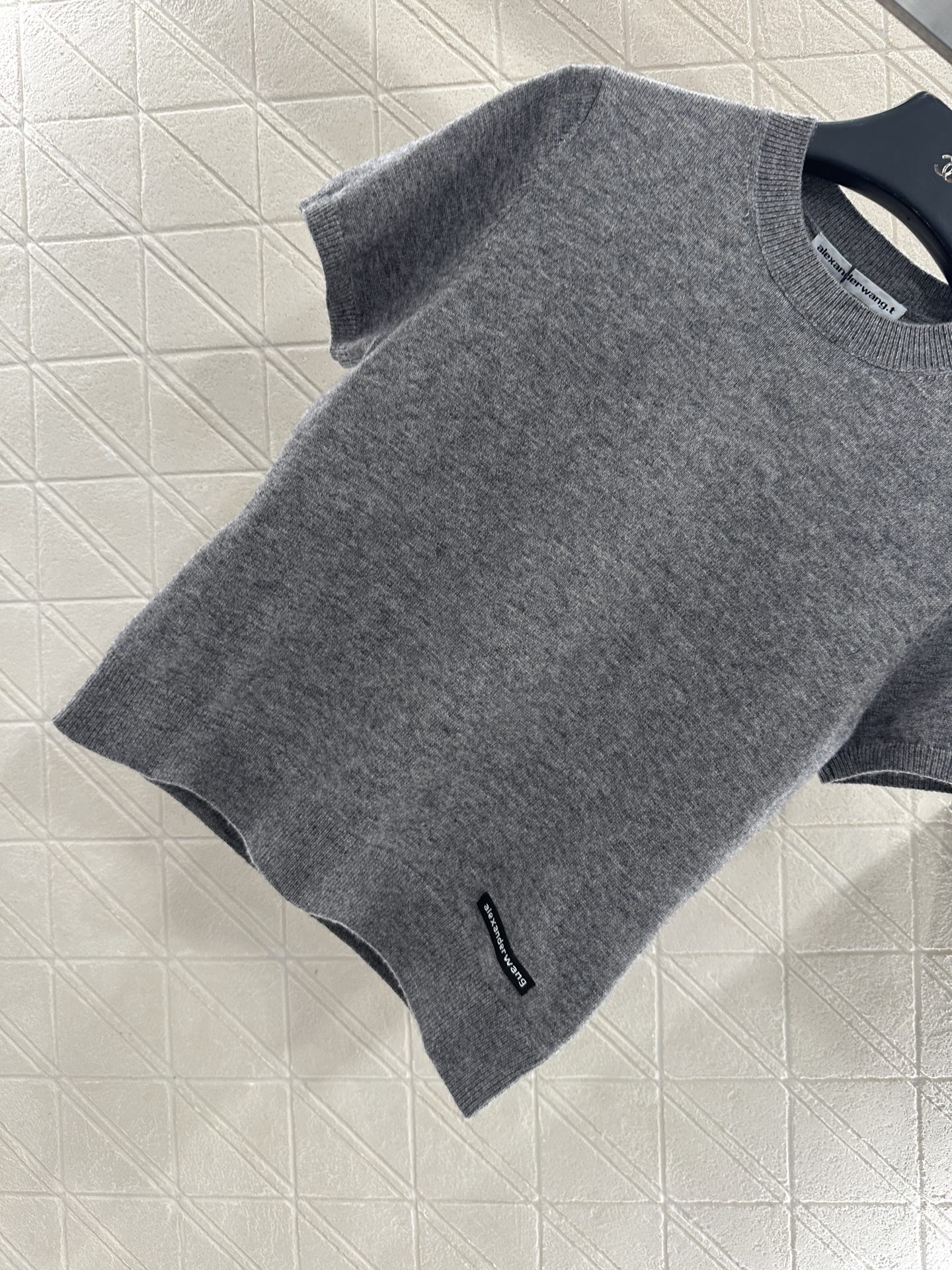 ♥Alexanderwan*♥2025新品上架 套头净版字母针织短袖定制YB羊毛纱线织造，质感高级，舒适
