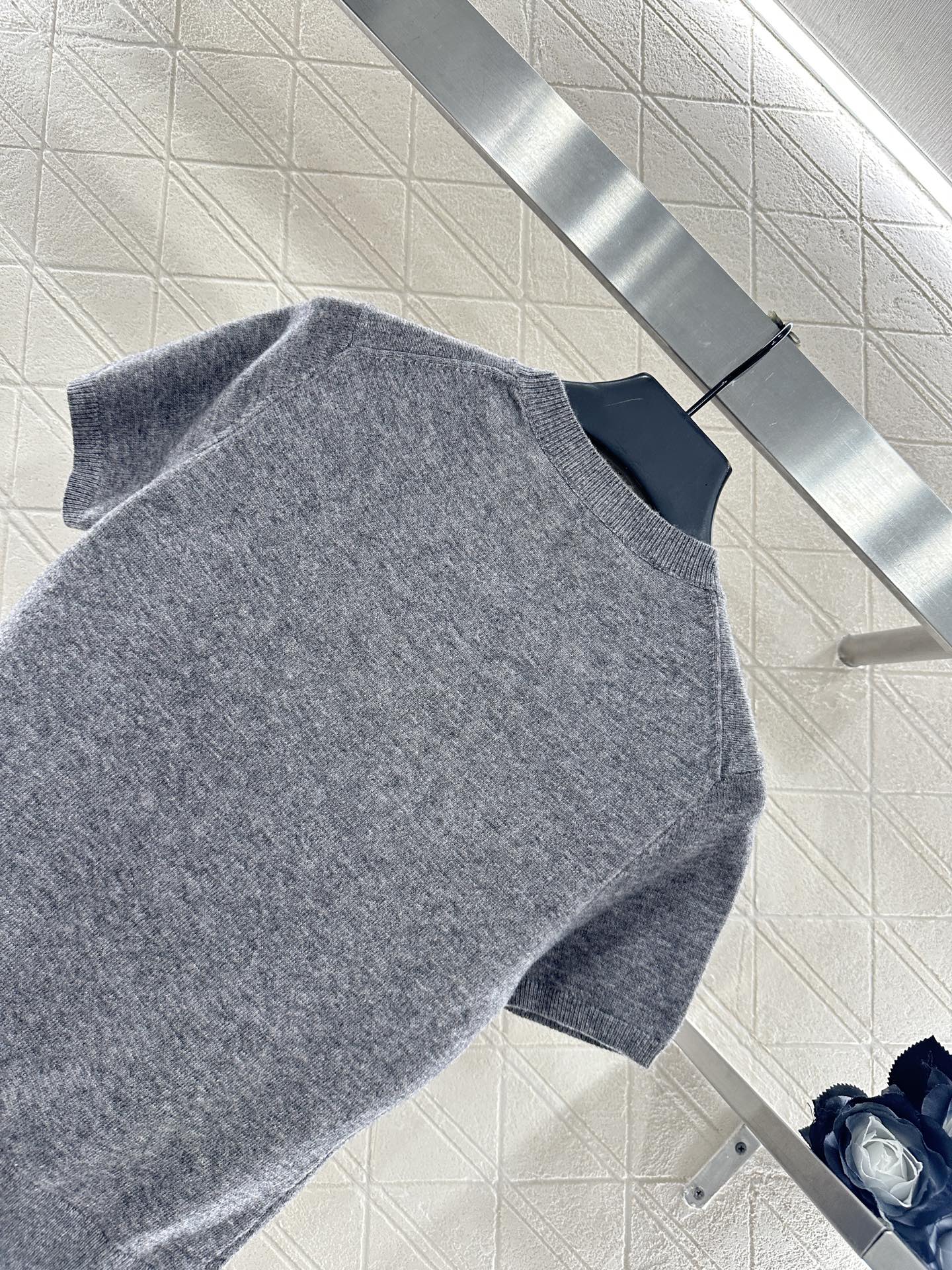 ♥Alexanderwan*♥2025新品上架 套头净版字母针织短袖定制YB羊毛纱线织造，质感高级，舒适