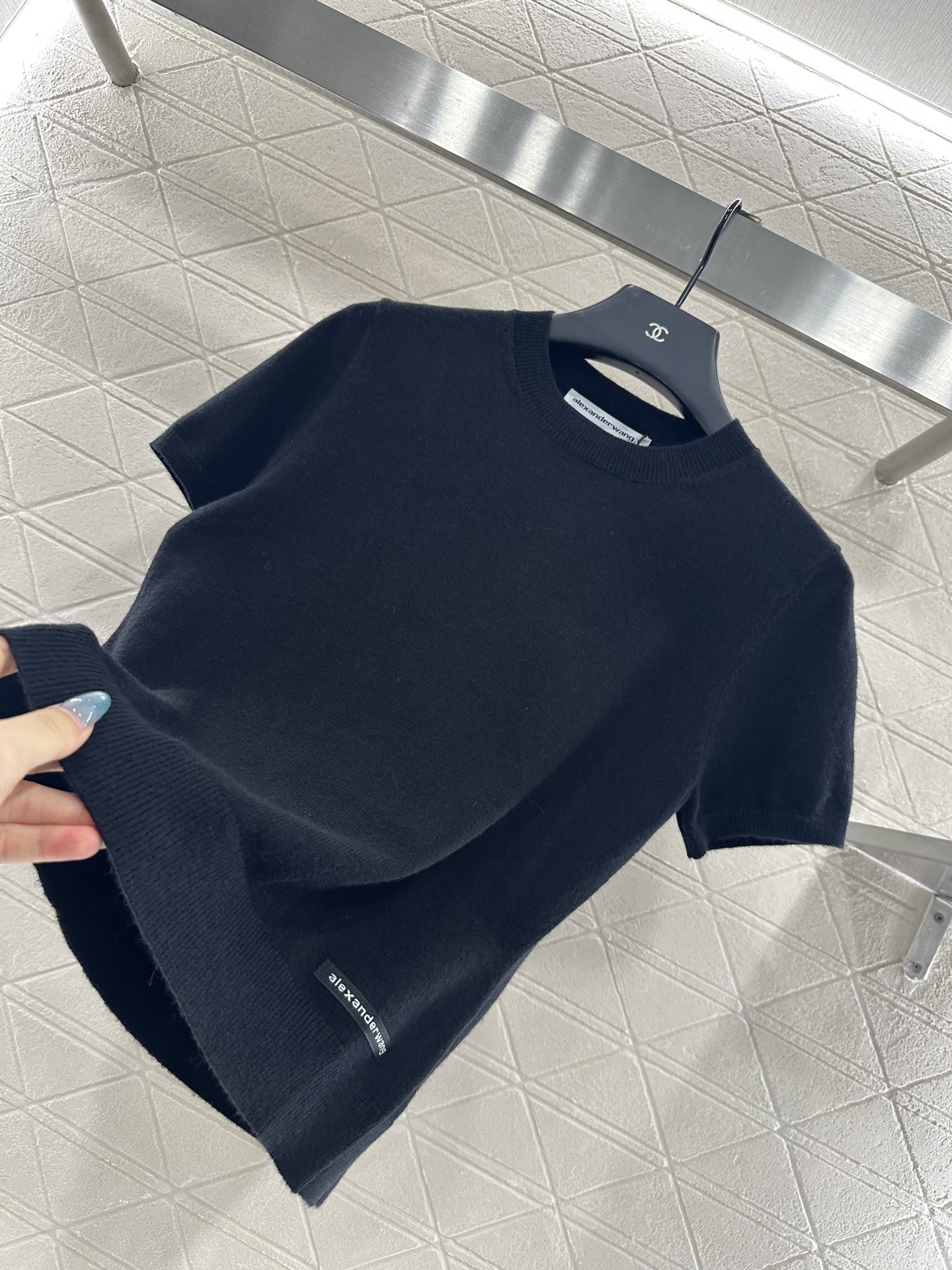 ♥Alexanderwan*♥2025新品上架 套头净版字母针织短袖定制YB羊毛纱线织造，质感高级，舒适