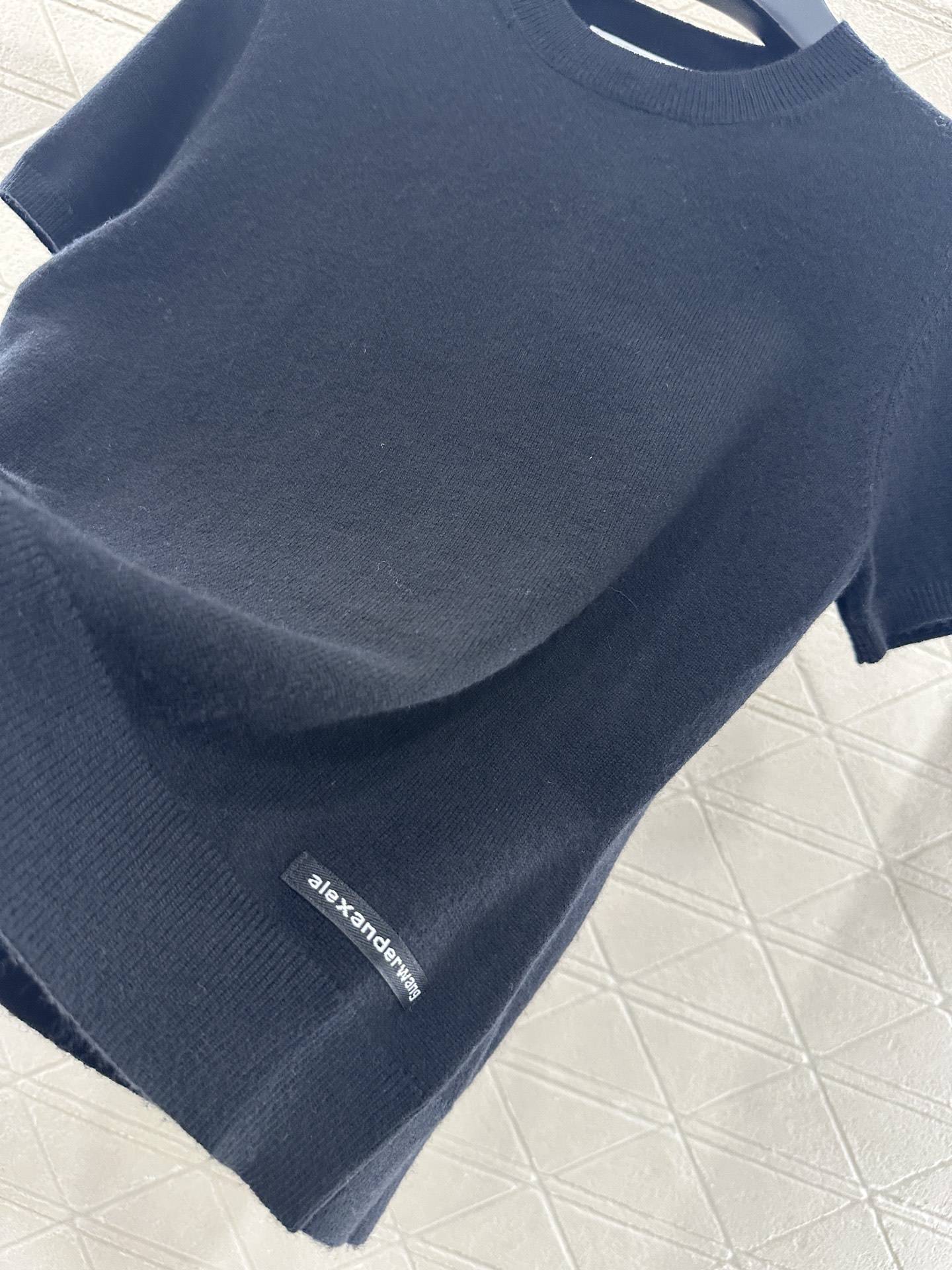 ♥Alexanderwan*♥2025新品上架 套头净版字母针织短袖定制YB羊毛纱线织造，质感高级，舒适
