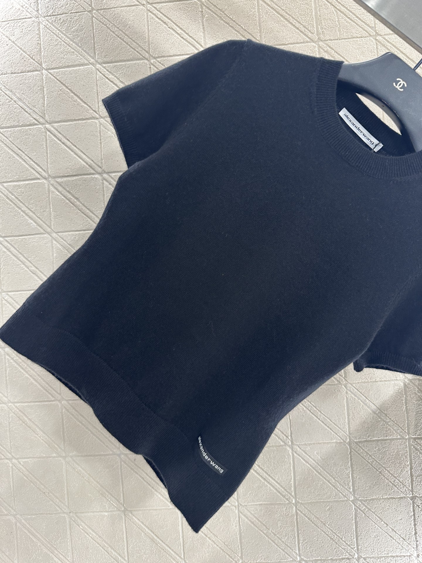 ♥Alexanderwan*♥2025新品上架 套头净版字母针织短袖定制YB羊毛纱线织造，质感高级，舒适