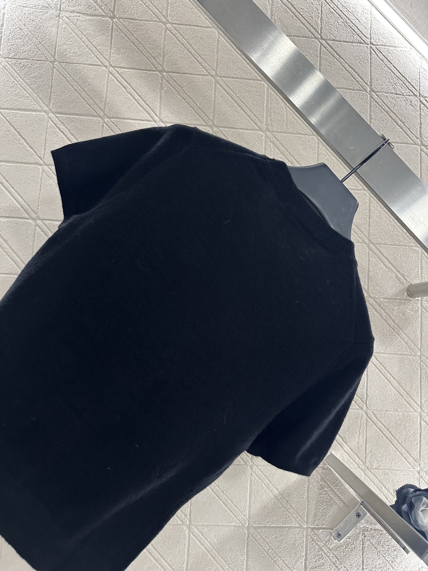 ♥Alexanderwan*♥2025新品上架 套头净版字母针织短袖定制YB羊毛纱线织造，质感高级，舒适