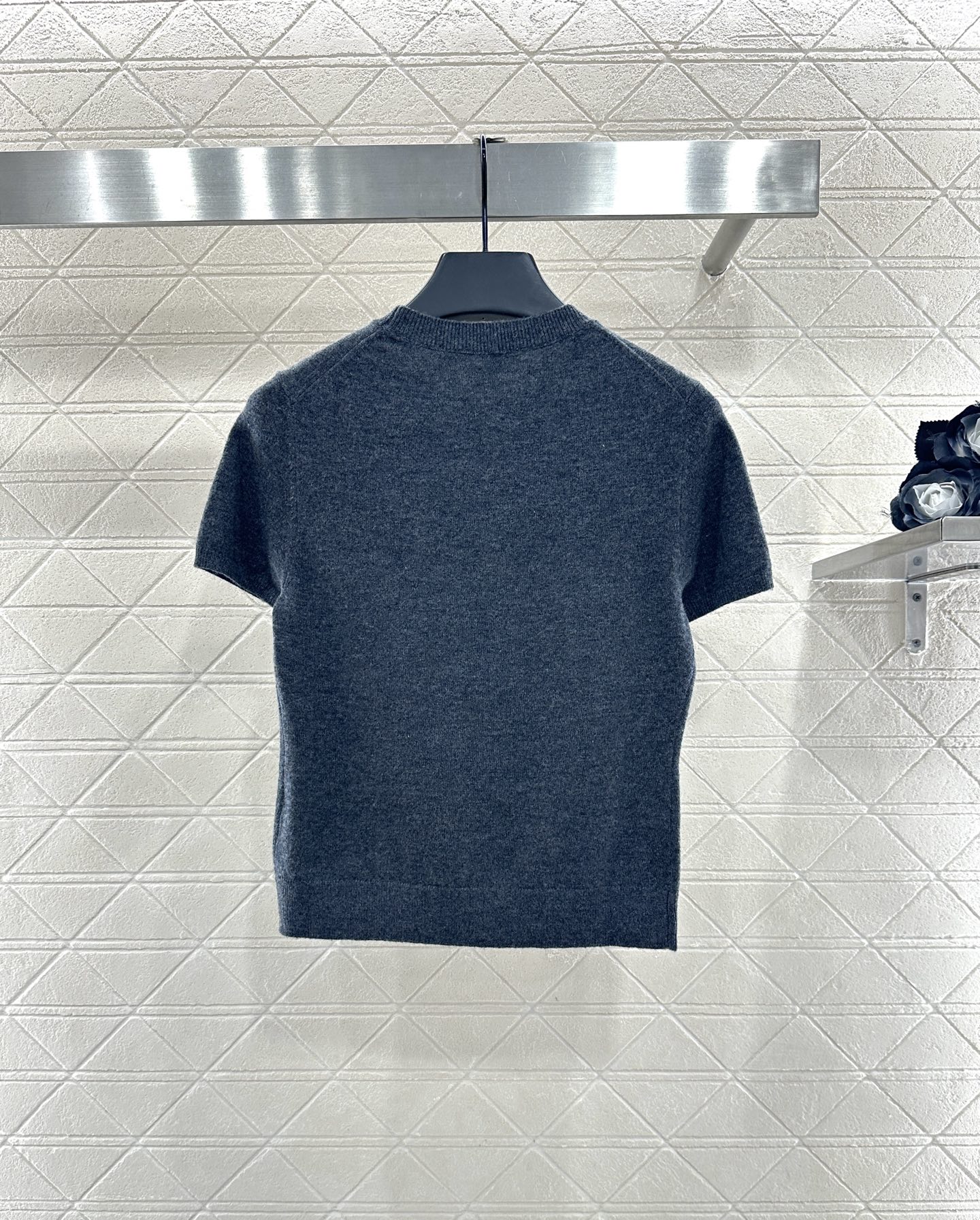 ♥Alexanderwan*♥2025新品上架 套头净版字母针织短袖定制YB羊毛纱线织造，质感高级，舒适