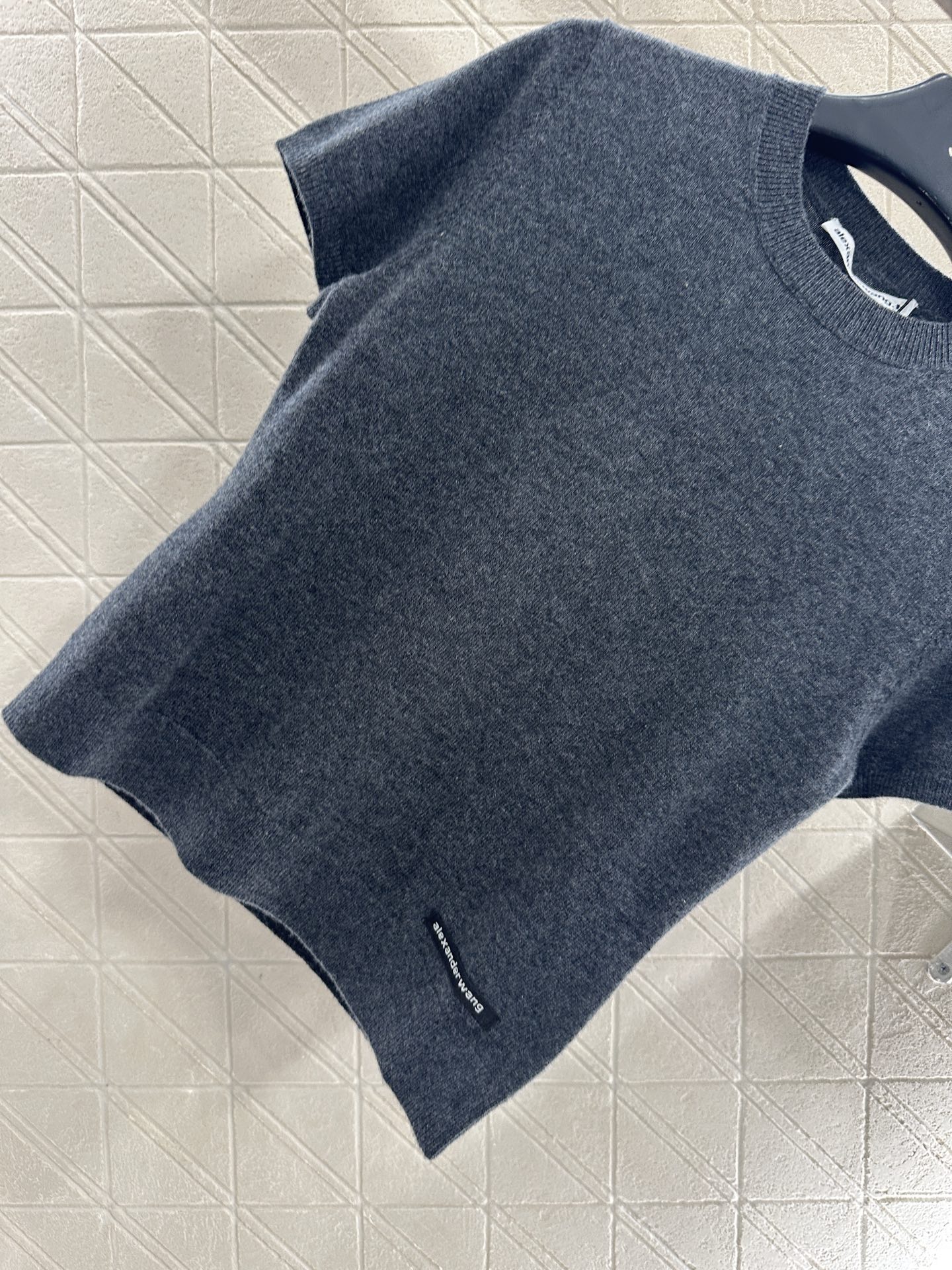 ♥Alexanderwan*♥2025新品上架 套头净版字母针织短袖定制YB羊毛纱线织造，质感高级，舒适