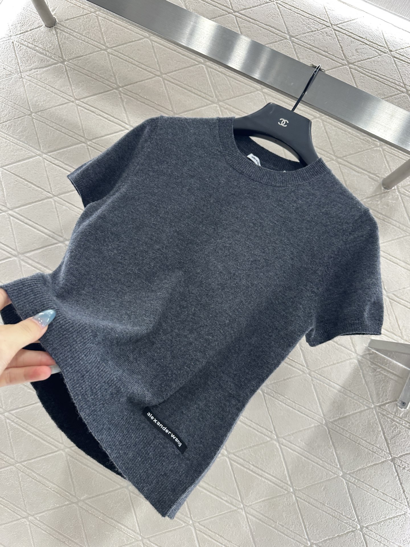 ♥Alexanderwan*♥2025新品上架 套头净版字母针织短袖定制YB羊毛纱线织造，质感高级，舒适