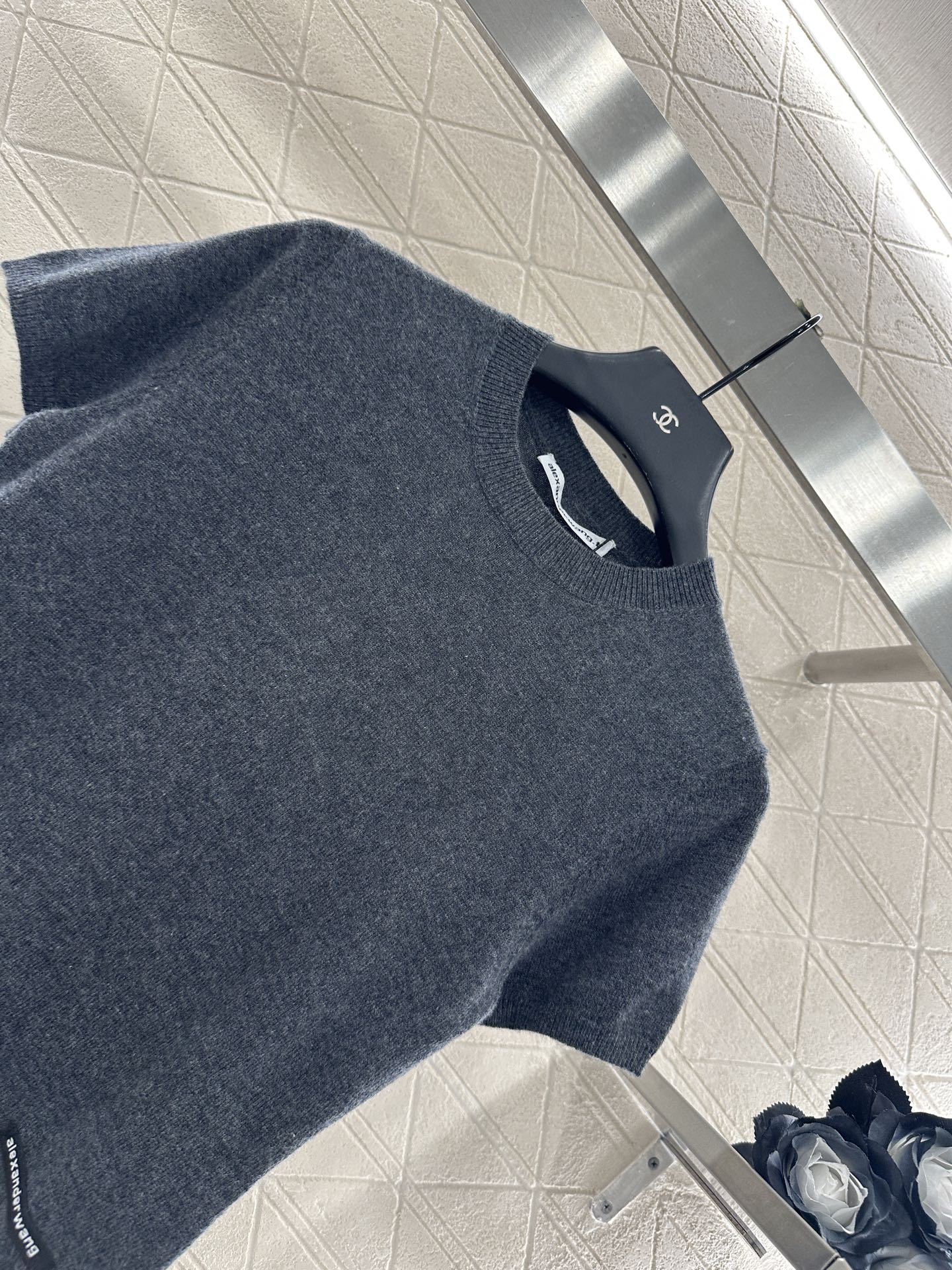 ♥Alexanderwan*♥2025新品上架 套头净版字母针织短袖定制YB羊毛纱线织造，质感高级，舒适