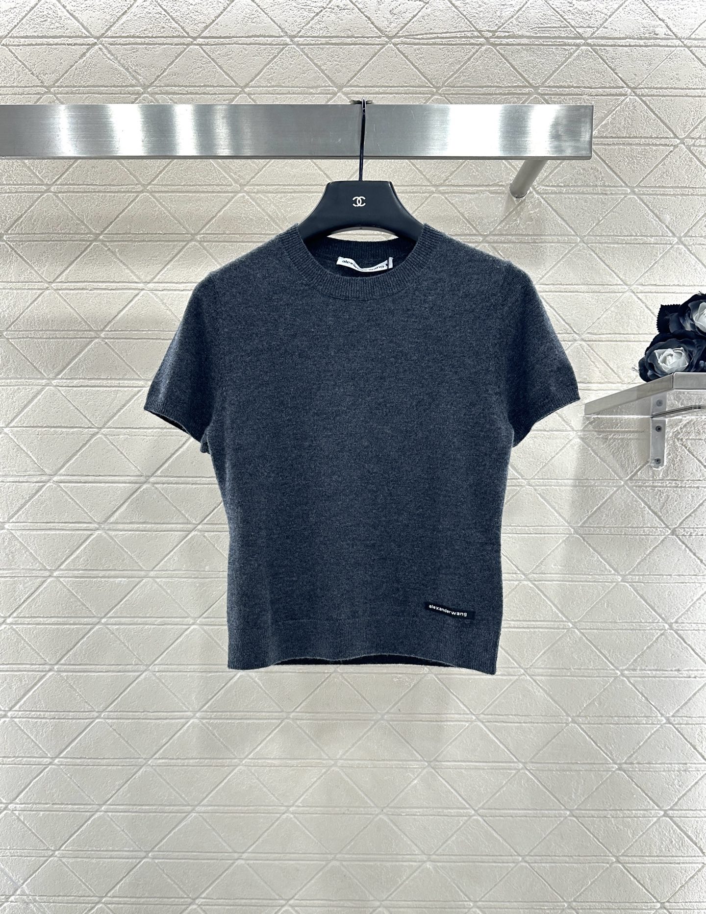 ♥Alexanderwan*♥2025新品上架 套头净版字母针织短袖定制YB羊毛纱线织造，质感高级，舒适