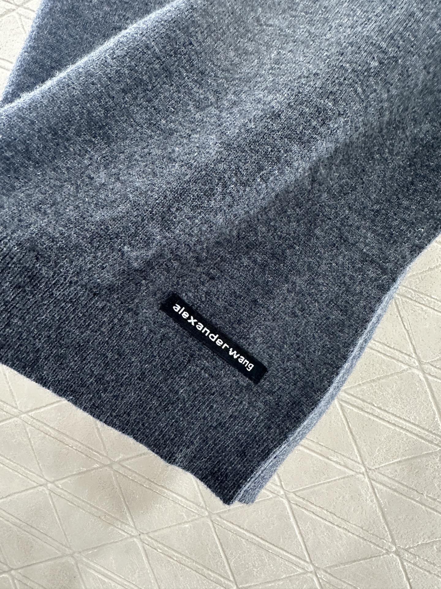 ♥Alexanderwan*♥2025新品上架 套头净版字母针织短袖定制YB羊毛纱线织造，质感高级，舒适