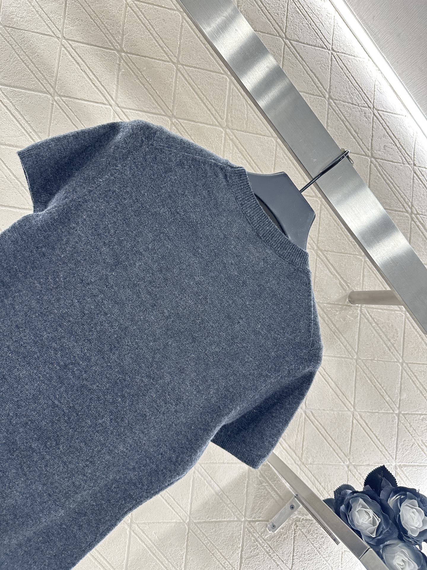 ♥Alexanderwan*♥2025新品上架 套头净版字母针织短袖定制YB羊毛纱线织造，质感高级，舒适