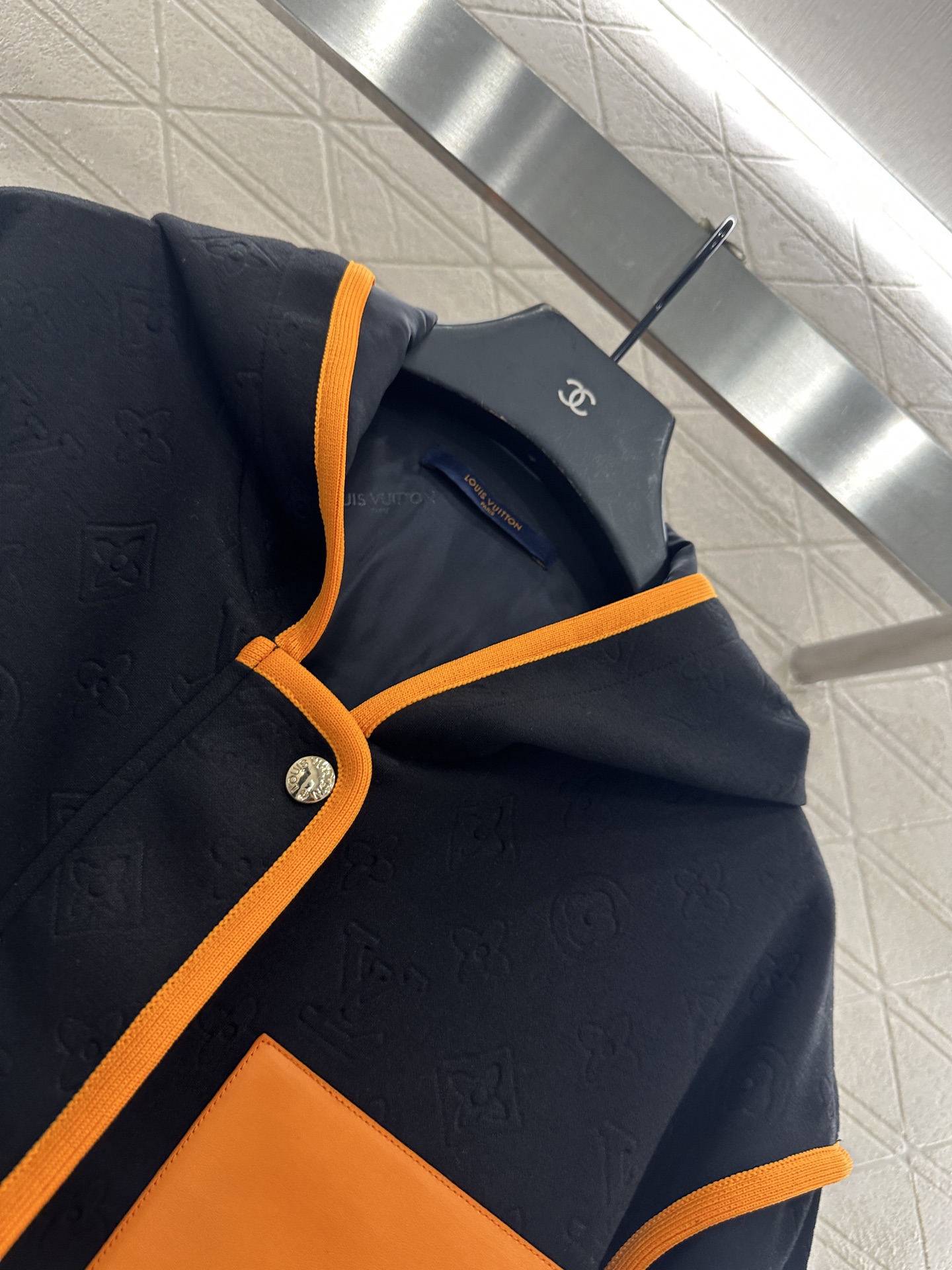 ♥Louis vuitto*♥2025新品上架 老花暗纹撞色连帽外套定制YB进口材质，质感光泽，舒适垂顺