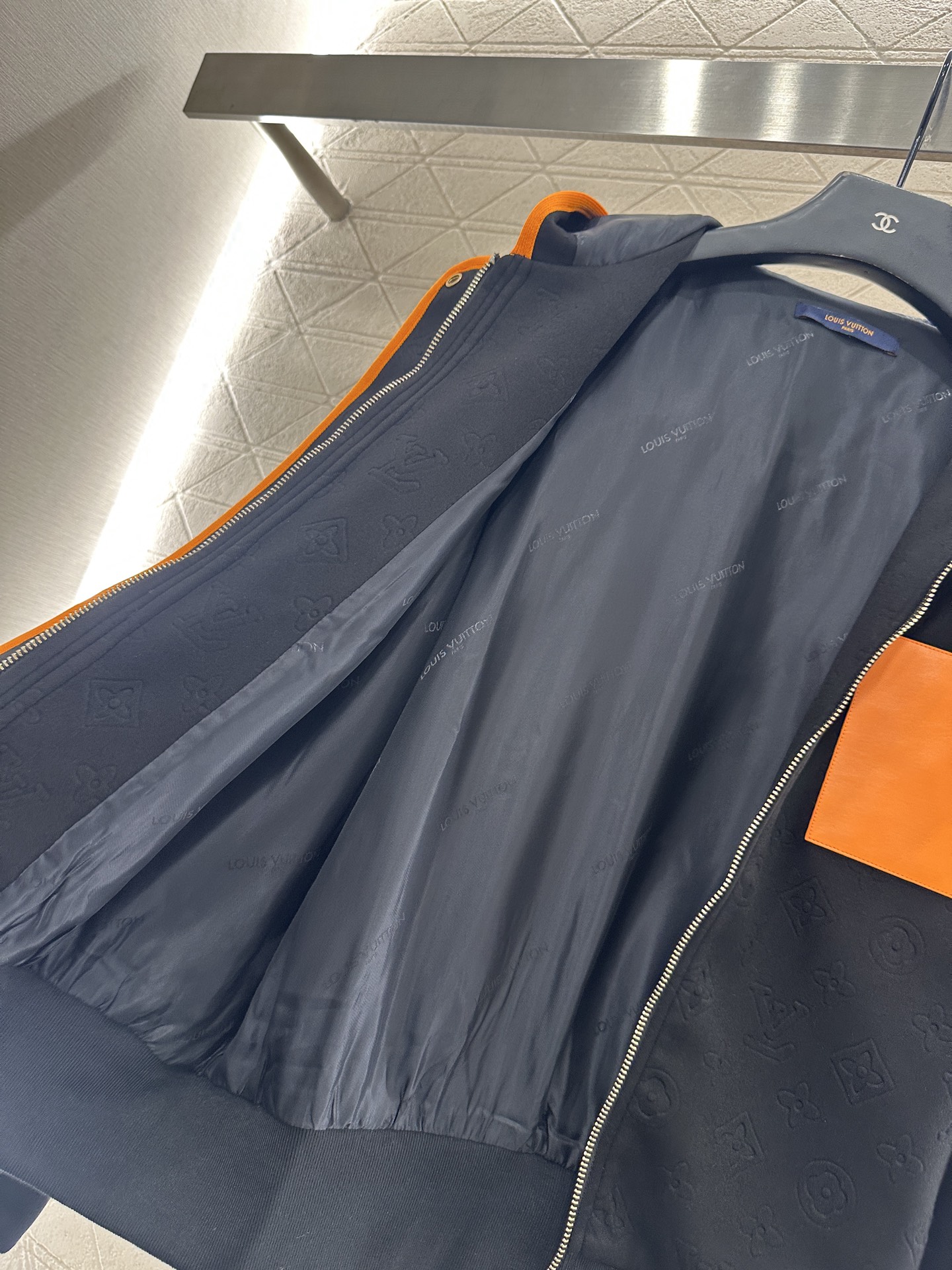 ♥Louis vuitto*♥2025新品上架 老花暗纹撞色连帽外套定制YB进口材质，质感光泽，舒适垂顺