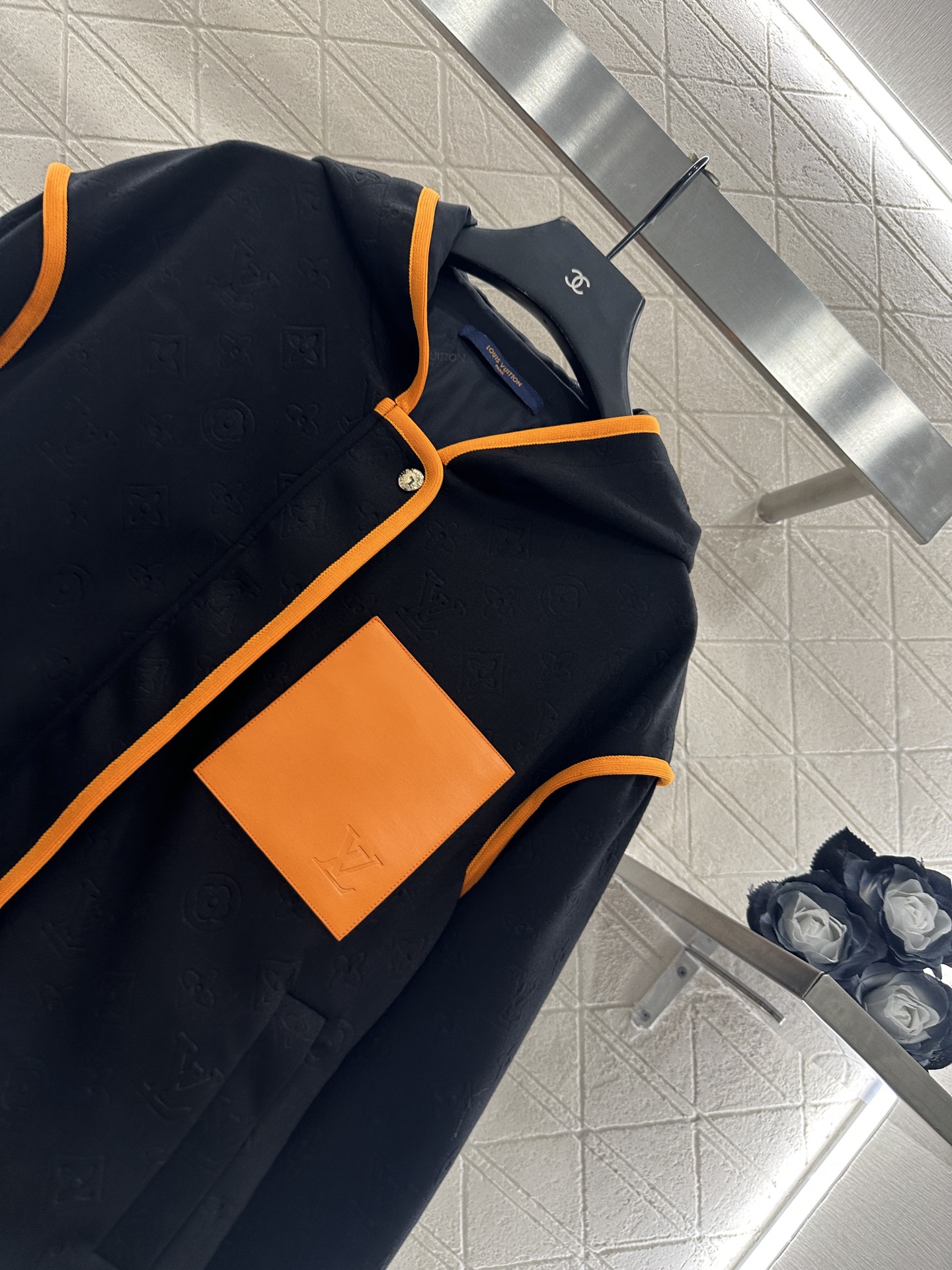 ♥Louis vuitto*♥2025新品上架 老花暗纹撞色连帽外套定制YB进口材质，质感光泽，舒适垂顺