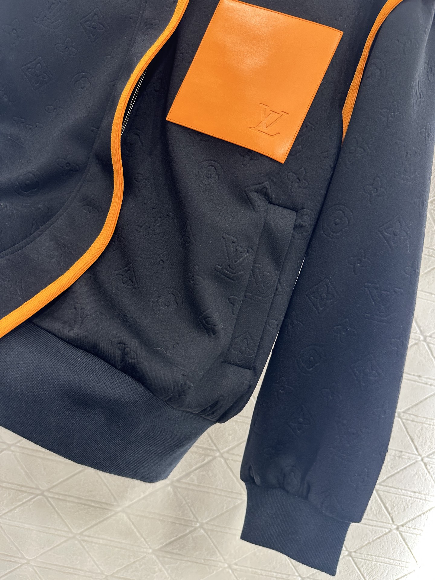 ♥Louis vuitto*♥2025新品上架 老花暗纹撞色连帽外套定制YB进口材质，质感光泽，舒适垂顺