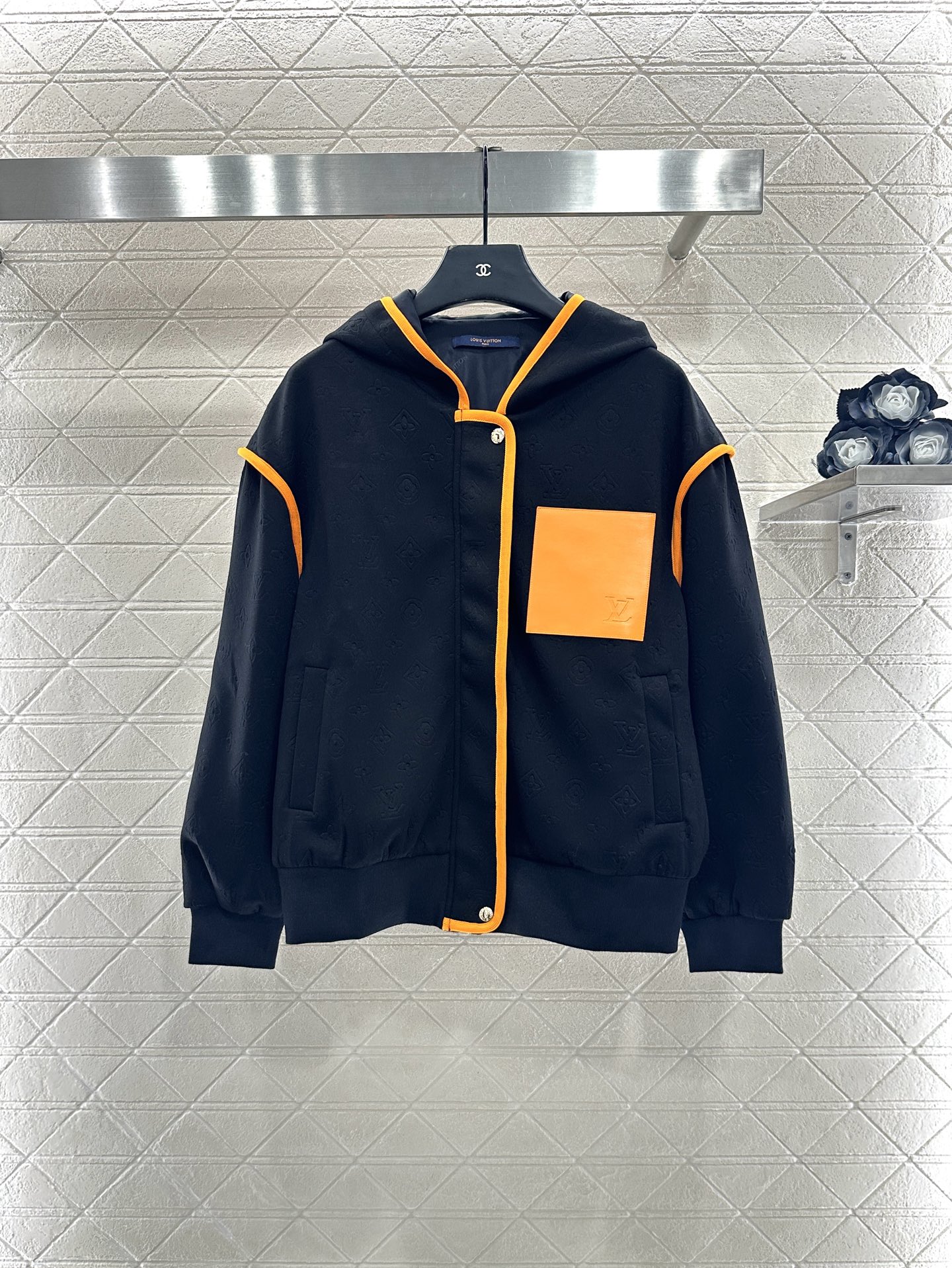 ♥Louis vuitto*♥2025新品上架 老花暗纹撞色连帽外套定制YB进口材质，质感光泽，舒适垂顺