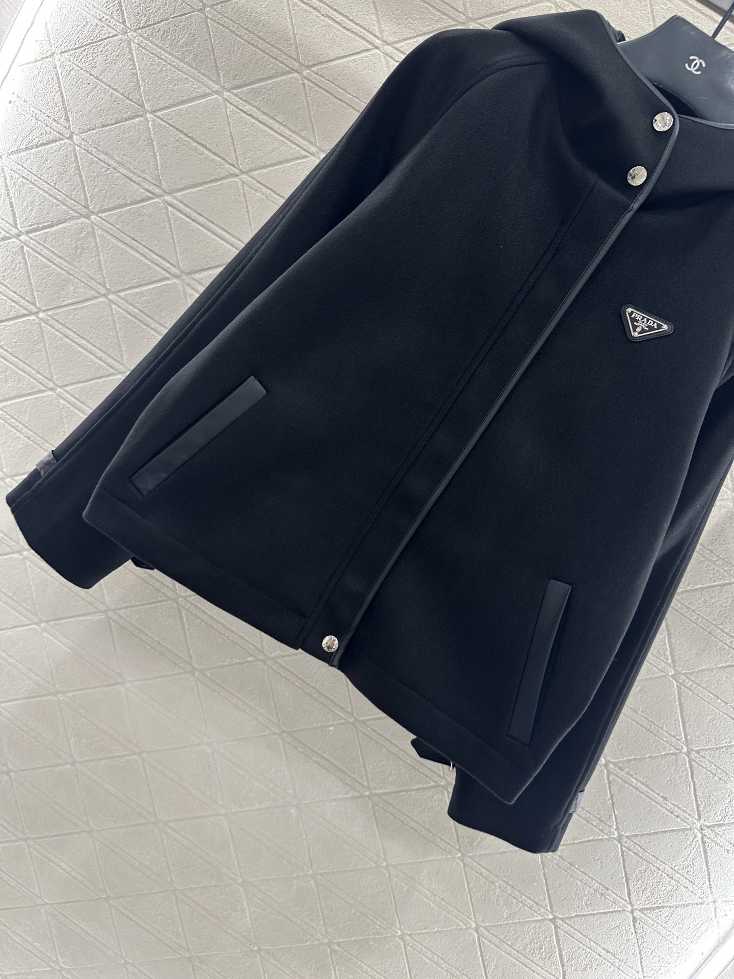 ♥Prad*♥2025新品上架 连帽拉链外套定制YB进口毛呢材质，质感细腻，挺括有型，连帽廓形外套版型，