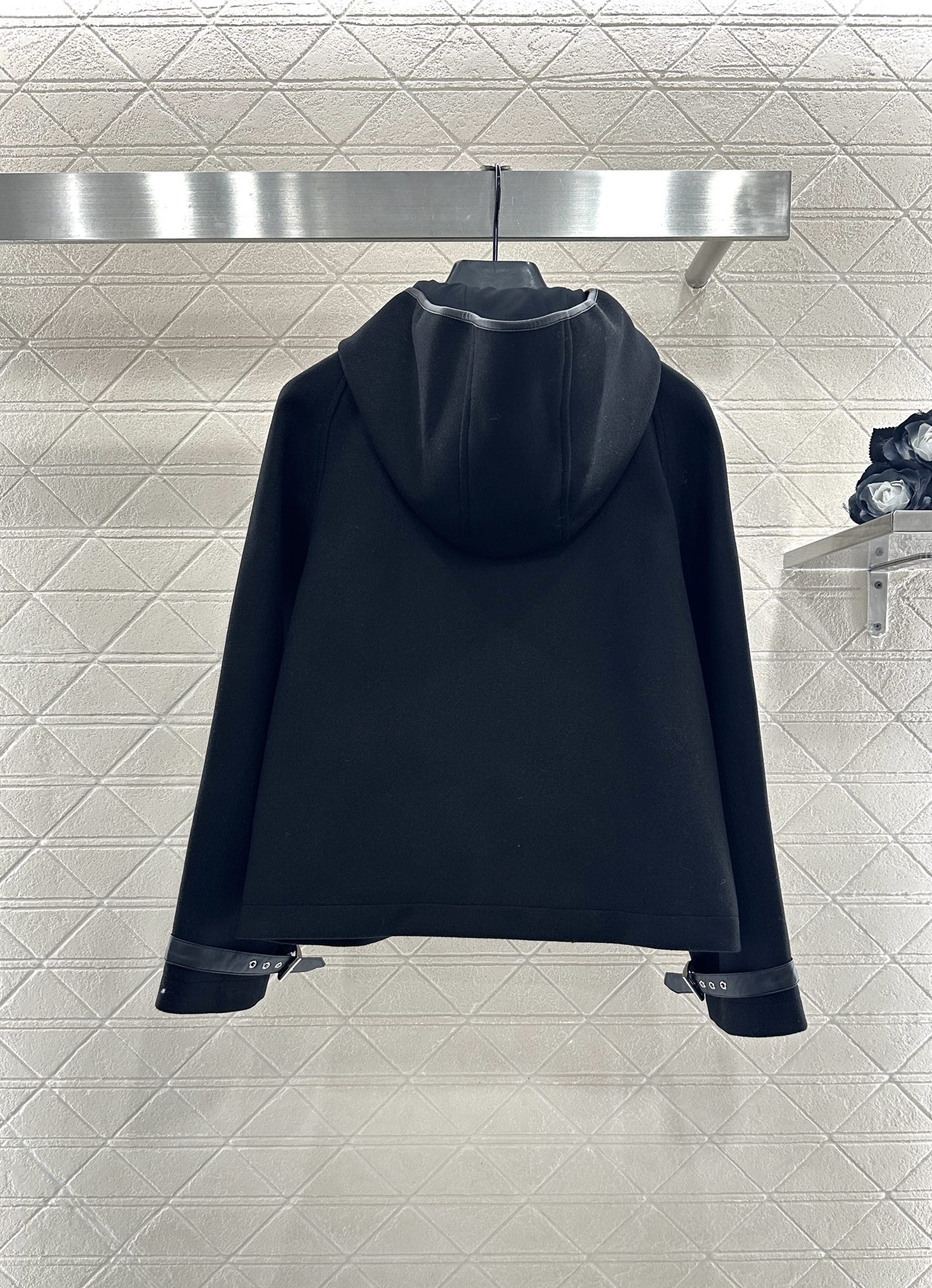 ♥Prad*♥2025新品上架 连帽拉链外套定制YB进口毛呢材质，质感细腻，挺括有型，连帽廓形外套版型，