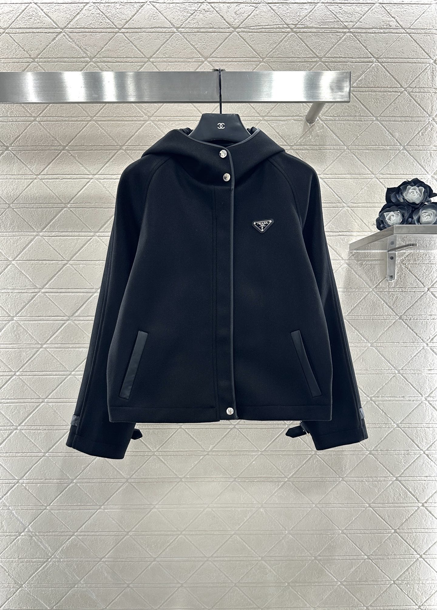 ♥Prad*♥2025新品上架 连帽拉链外套定制YB进口毛呢材质，质感细腻，挺括有型，连帽廓形外套版型，