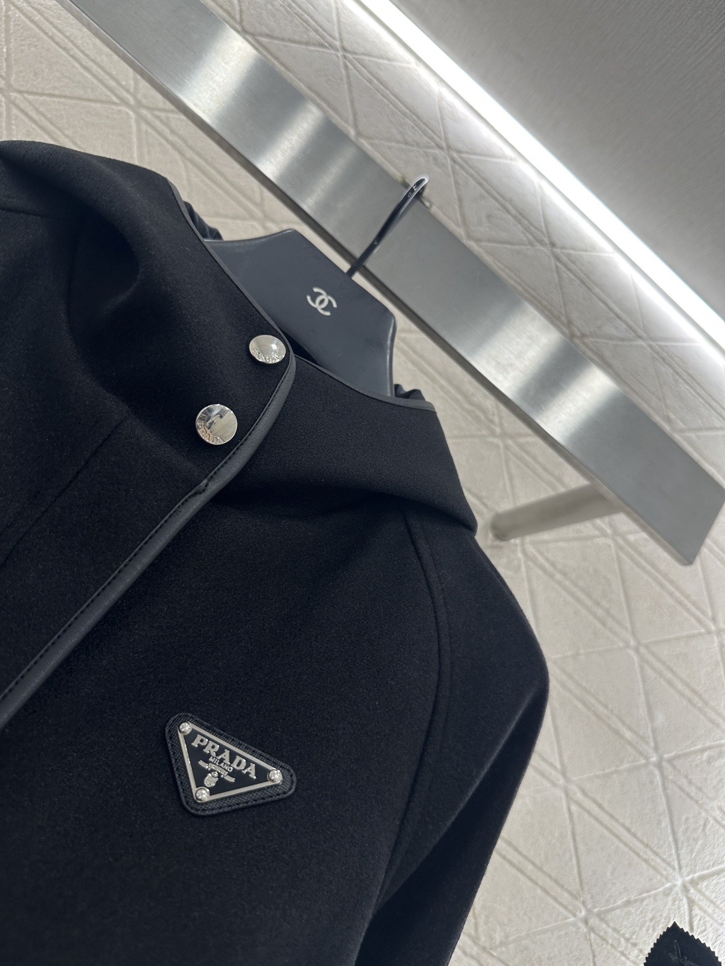 ♥Prad*♥2025新品上架 连帽拉链外套定制YB进口毛呢材质，质感细腻，挺括有型，连帽廓形外套版型，