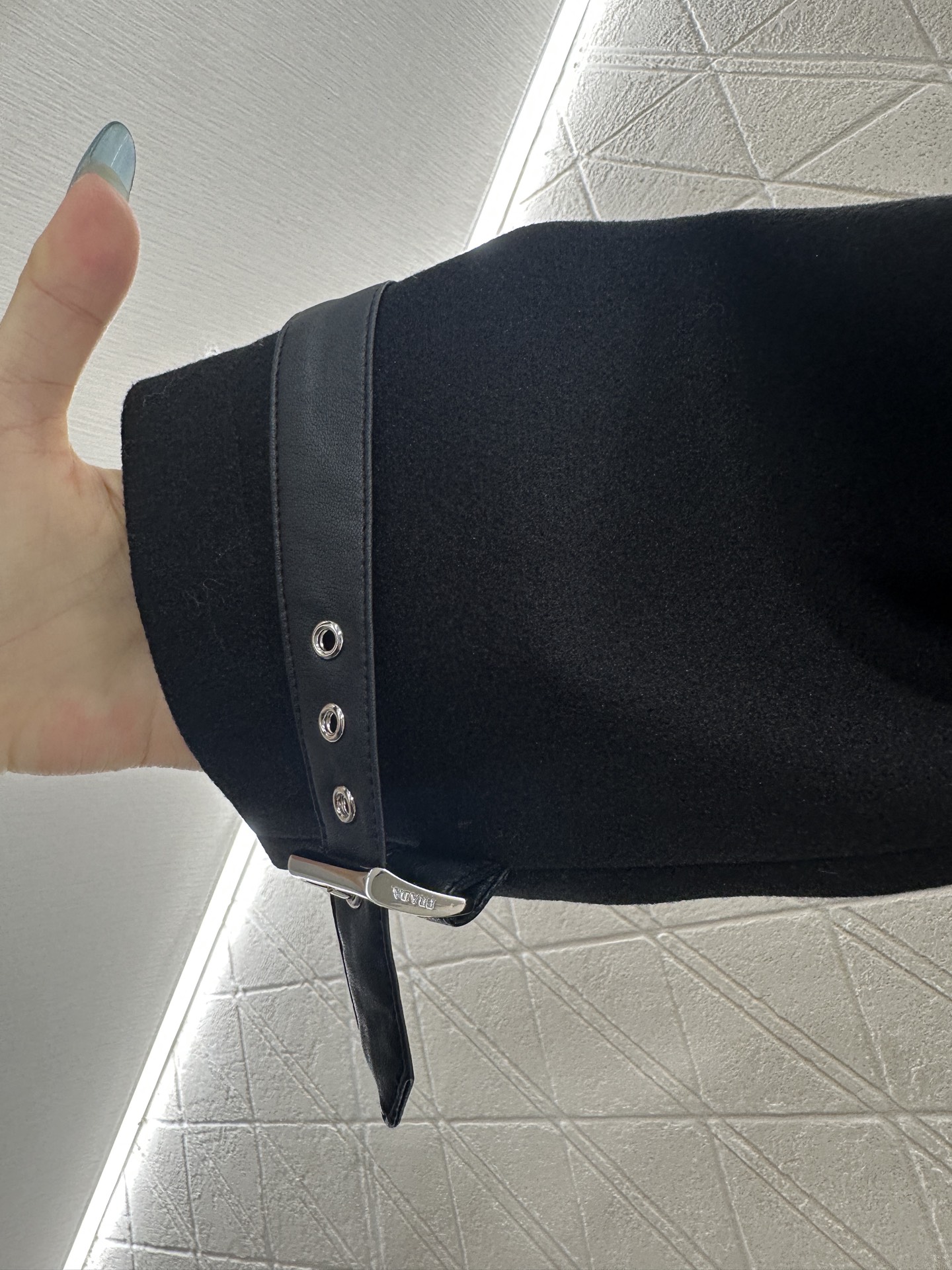 ♥Prad*♥2025新品上架 连帽拉链外套定制YB进口毛呢材质，质感细腻，挺括有型，连帽廓形外套版型，