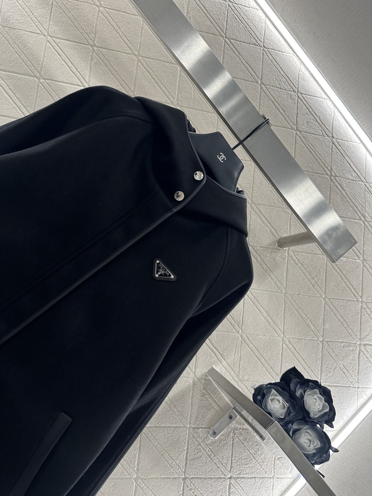 ♥Prad*♥2025新品上架 连帽拉链外套定制YB进口毛呢材质，质感细腻，挺括有型，连帽廓形外套版型，