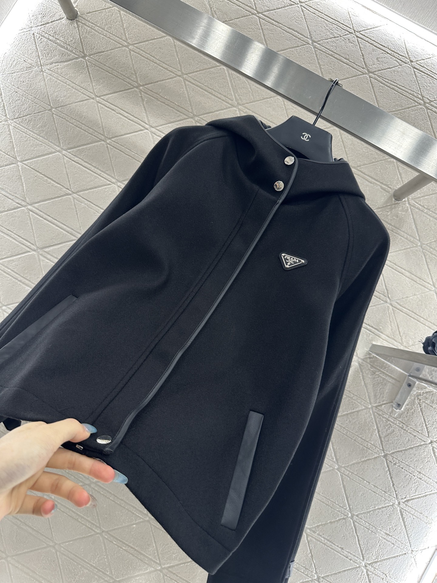 ♥Prad*♥2025新品上架 连帽拉链外套定制YB进口毛呢材质，质感细腻，挺括有型，连帽廓形外套版型，