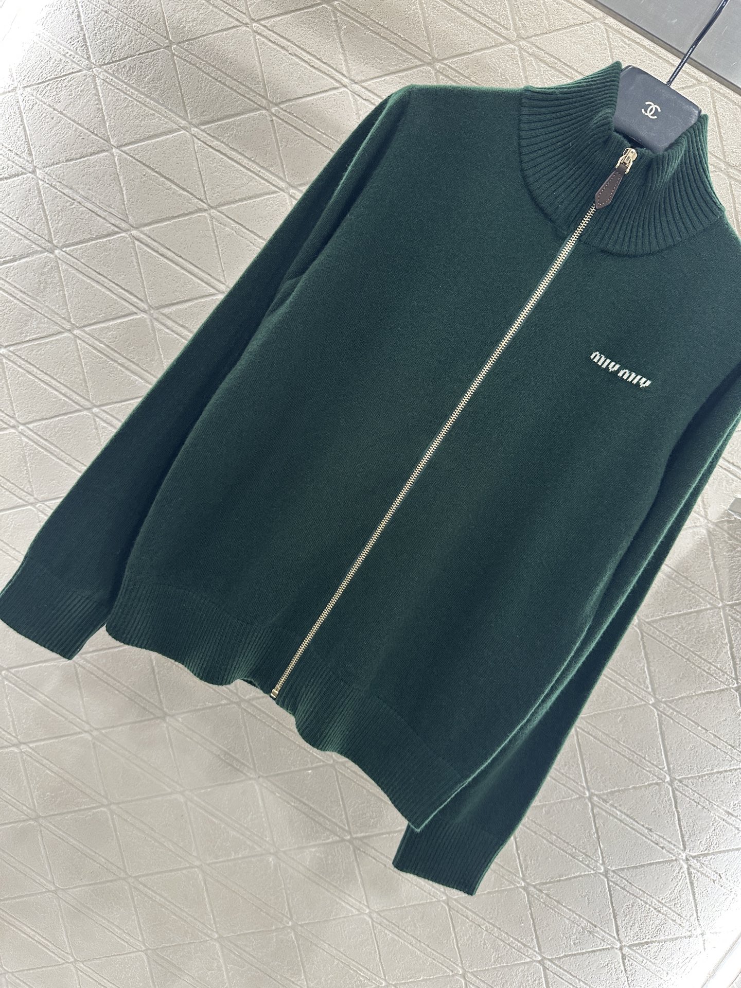 ♥Miumi*♥2025新品上架 立领针织开衫定制YB羊毛纱线织造，细腻柔软，弹力十足 ，精致拉链开衫版